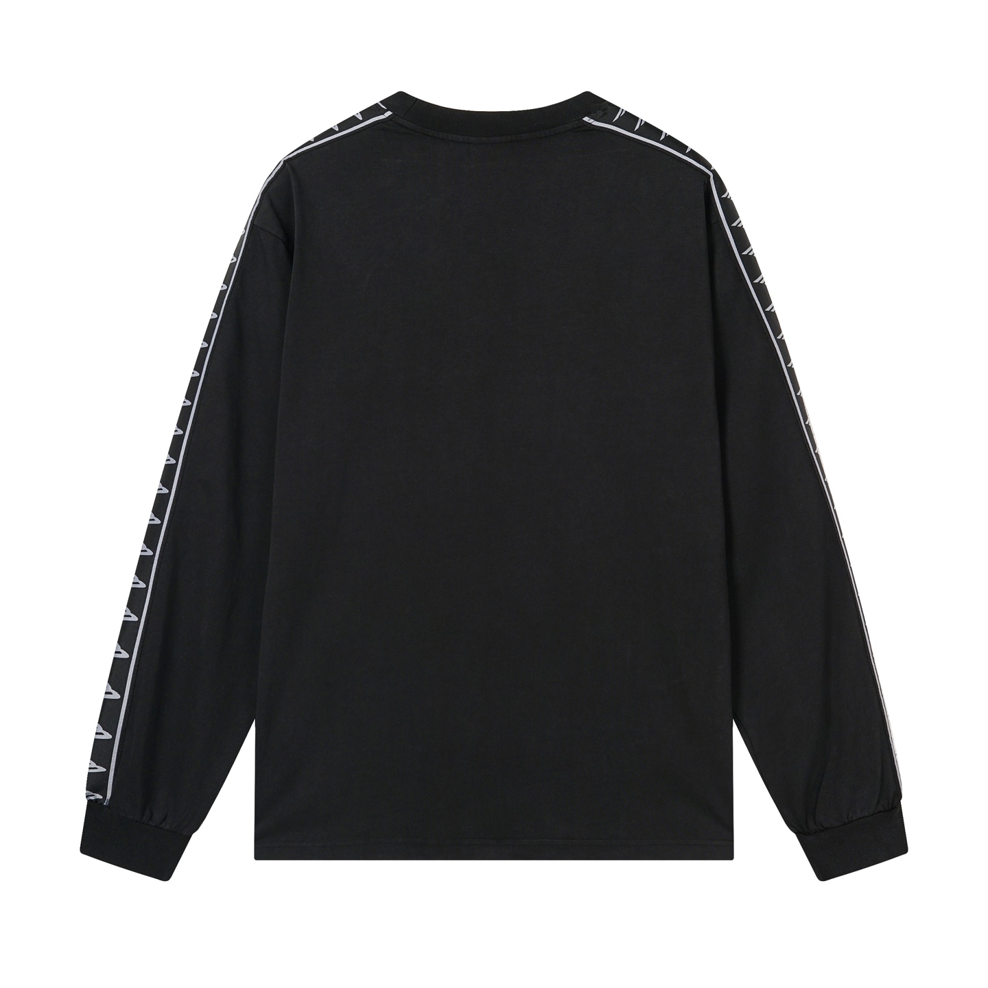 #爆款巴黎世家🔥 💰P100实拍图【顶级版本.官网品质】BALENCI*GA/25新款 。左右衣袖全长3B艺术织带点缀水洗做旧长袖T恤#
SS26最新款。第一时间研发，巨别市场通货。欢迎对比。面料采用巴黎ZP定织定染全棉双纱。克重260克，布面干净.布纹清晰，柔软舒适。螺纹釆用定染无色差。成衣洗水磨烂做旧。巨别市场通货.欢迎对比。版型釆用OS宽松落肩版型.男女同款
编码：BL255100
颜色：洗水黑，杏色
尺码：XS   S   M   L