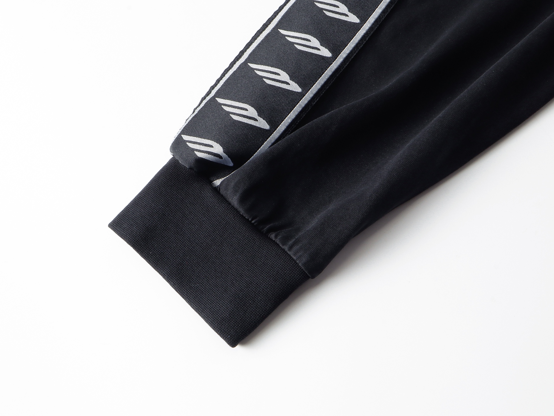 #爆款巴黎世家🔥 💰P100实拍图【顶级版本.官网品质】BALENCI*GA/25新款 。左右衣袖全长3B艺术织带点缀水洗做旧长袖T恤#
SS26最新款。第一时间研发，巨别市场通货。欢迎对比。面料采用巴黎ZP定织定染全棉双纱。克重260克，布面干净.布纹清晰，柔软舒适。螺纹釆用定染无色差。成衣洗水磨烂做旧。巨别市场通货.欢迎对比。版型釆用OS宽松落肩版型.男女同款
编码：BL255100
颜色：洗水黑，杏色
尺码：XS   S   M   L