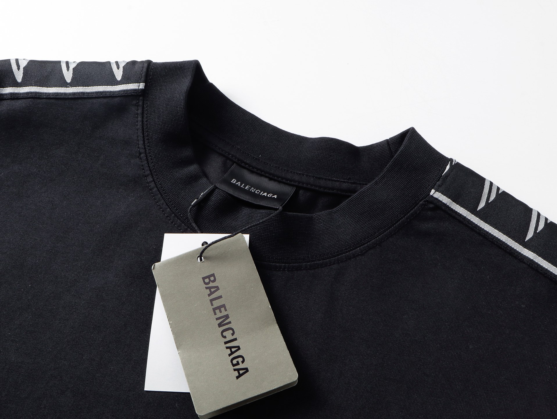 #爆款巴黎世家🔥 💰P100实拍图【顶级版本.官网品质】BALENCI*GA/25新款 。左右衣袖全长3B艺术织带点缀水洗做旧长袖T恤#
SS26最新款。第一时间研发，巨别市场通货。欢迎对比。面料采用巴黎ZP定织定染全棉双纱。克重260克，布面干净.布纹清晰，柔软舒适。螺纹釆用定染无色差。成衣洗水磨烂做旧。巨别市场通货.欢迎对比。版型釆用OS宽松落肩版型.男女同款
编码：BL255100
颜色：洗水黑，杏色
尺码：XS   S   M   L