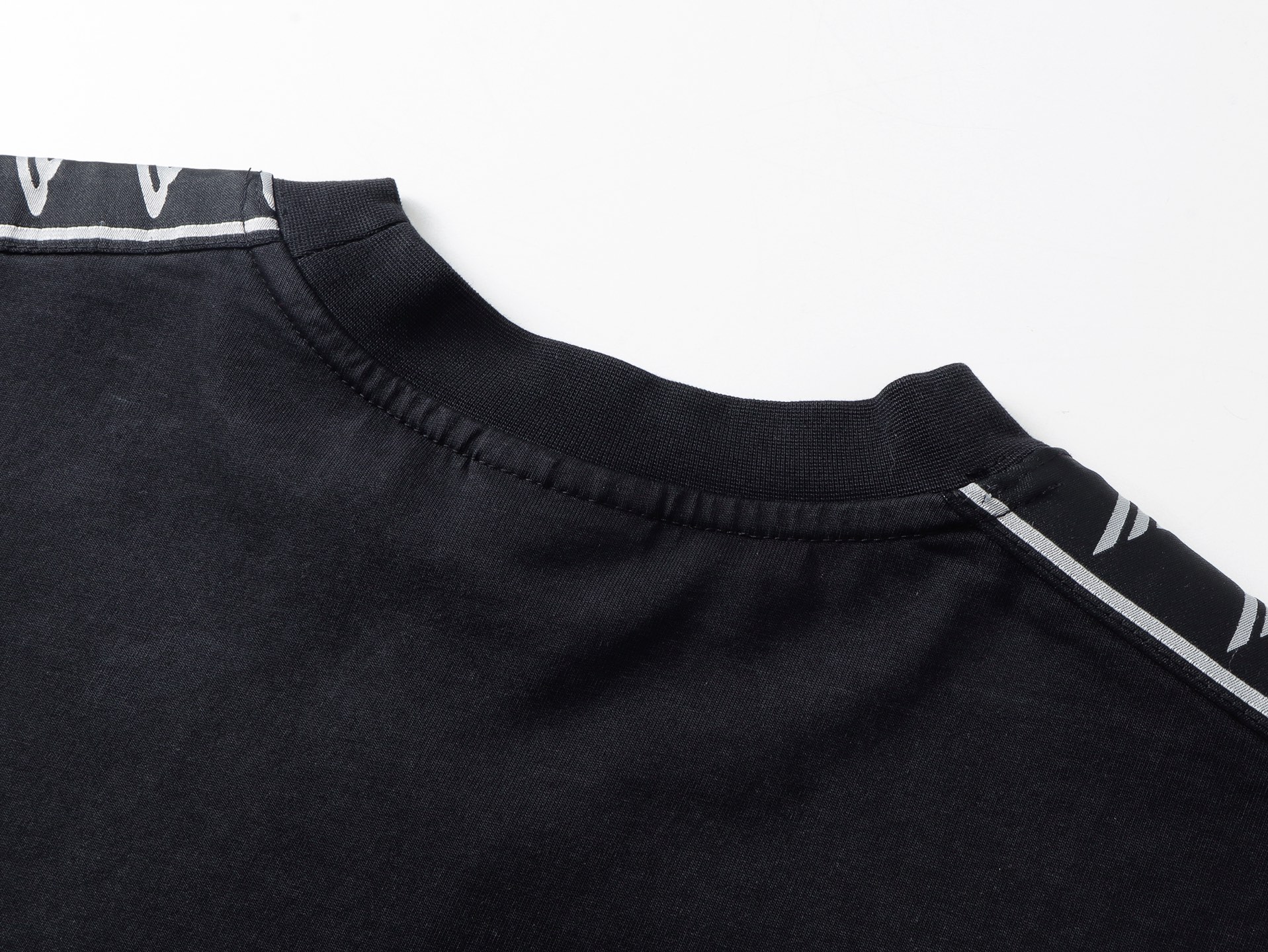 #爆款巴黎世家🔥 💰P100实拍图【顶级版本.官网品质】BALENCI*GA/25新款 。左右衣袖全长3B艺术织带点缀水洗做旧长袖T恤#
SS26最新款。第一时间研发，巨别市场通货。欢迎对比。面料采用巴黎ZP定织定染全棉双纱。克重260克，布面干净.布纹清晰，柔软舒适。螺纹釆用定染无色差。成衣洗水磨烂做旧。巨别市场通货.欢迎对比。版型釆用OS宽松落肩版型.男女同款
编码：BL255100
颜色：洗水黑，杏色
尺码：XS   S   M   L