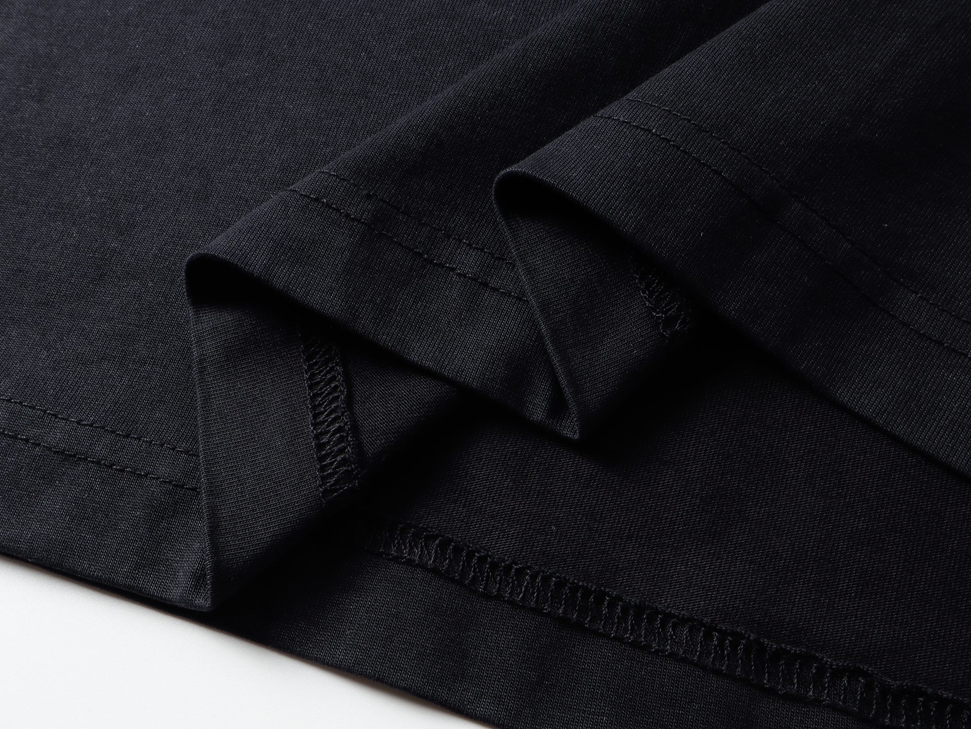 #爆款巴黎世家🔥 💰P100实拍图【顶级版本.官网品质】BALENCI*GA/25新款 。左右衣袖全长3B艺术织带点缀水洗做旧长袖T恤#
SS26最新款。第一时间研发，巨别市场通货。欢迎对比。面料采用巴黎ZP定织定染全棉双纱。克重260克，布面干净.布纹清晰，柔软舒适。螺纹釆用定染无色差。成衣洗水磨烂做旧。巨别市场通货.欢迎对比。版型釆用OS宽松落肩版型.男女同款
编码：BL255100
颜色：洗水黑，杏色
尺码：XS   S   M   L