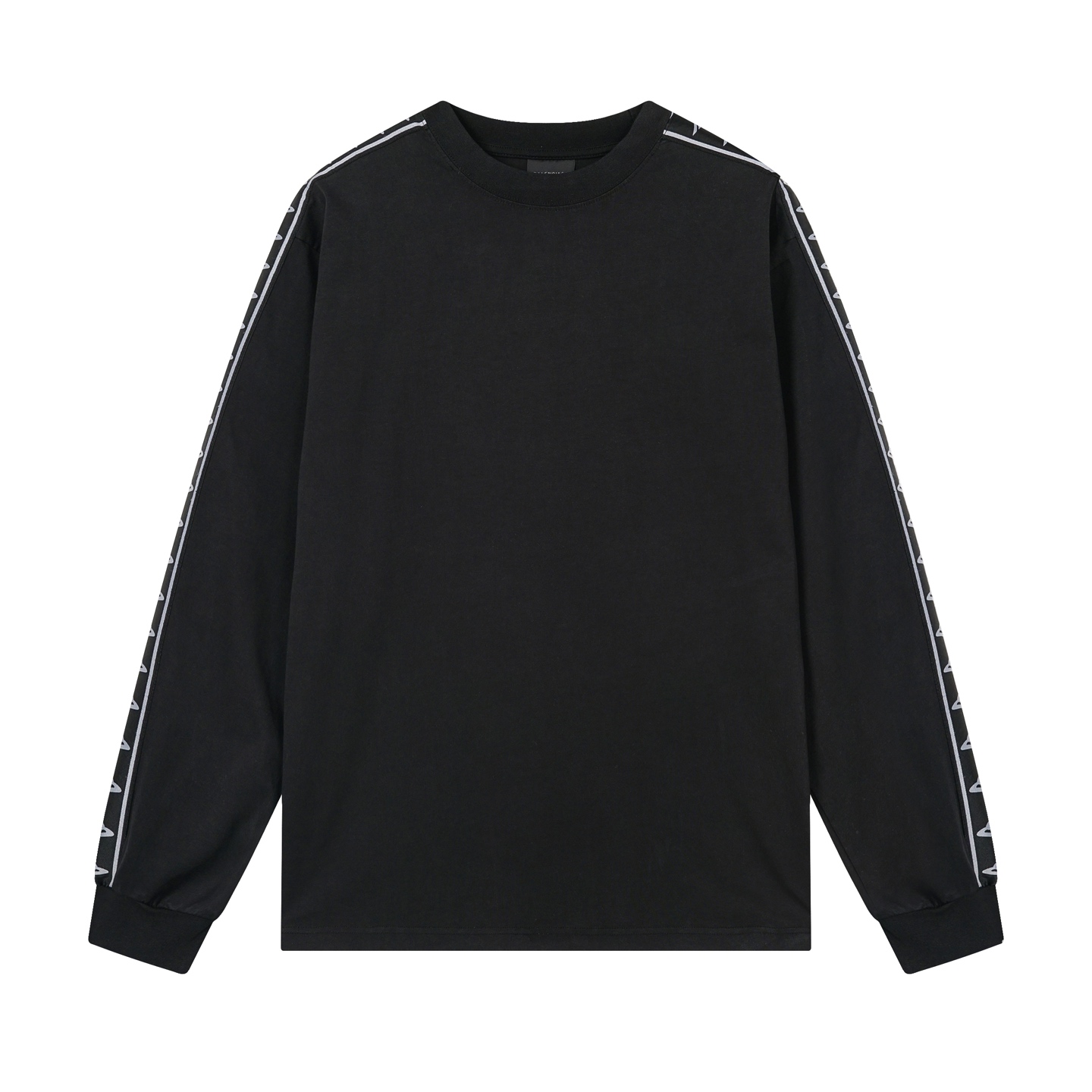 #爆款巴黎世家🔥 💰P100实拍图【顶级版本.官网品质】BALENCI*GA/25新款 。左右衣袖全长3B艺术织带点缀水洗做旧长袖T恤#
SS26最新款。第一时间研发，巨别市场通货。欢迎对比。面料采用巴黎ZP定织定染全棉双纱。克重260克，布面干净.布纹清晰，柔软舒适。螺纹釆用定染无色差。成衣洗水磨烂做旧。巨别市场通货.欢迎对比。版型釆用OS宽松落肩版型.男女同款
编码：BL255100
颜色：洗水黑，杏色
尺码：XS   S   M   L