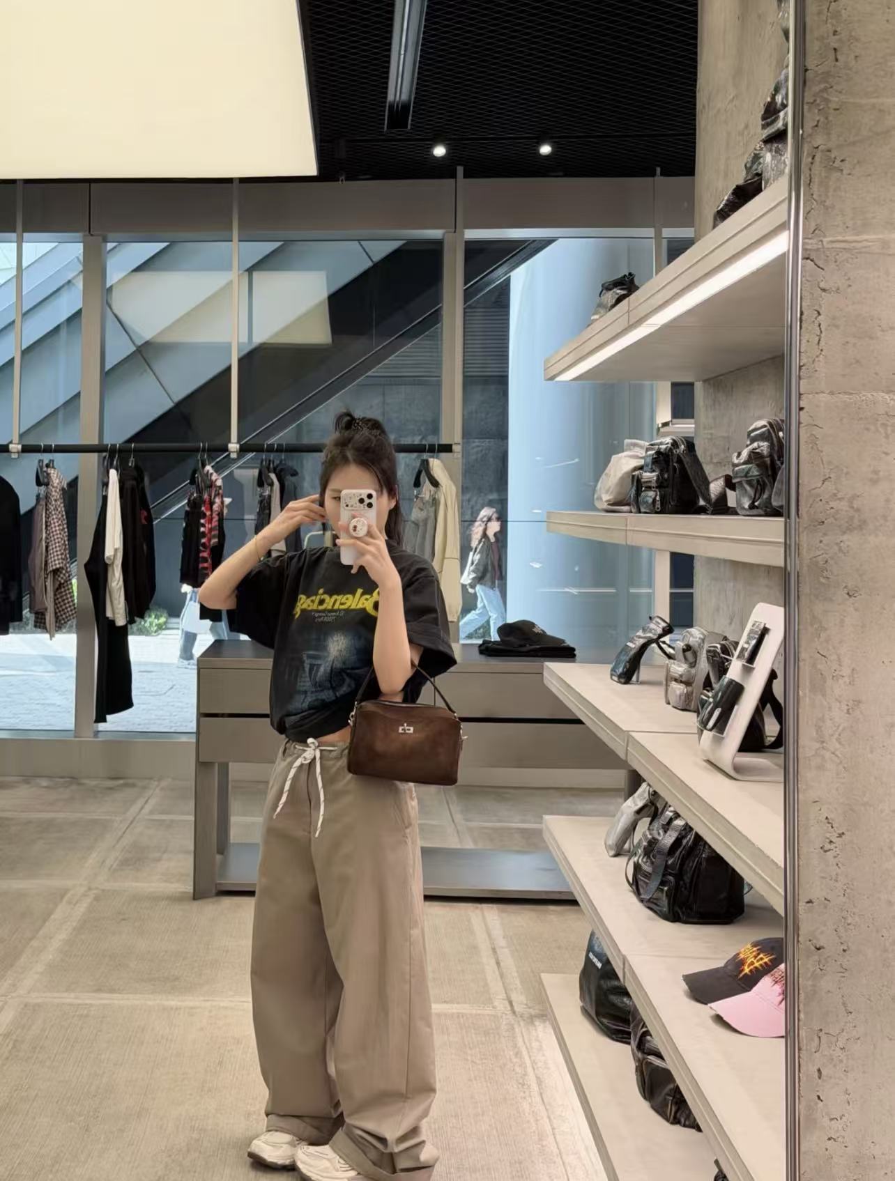 Balenciaga 官网品质BALENCI*GA/巴黎 SS26最新款 前面以Balenclag* 街道夜景建筑图案印花洗水做旧短袖T恤