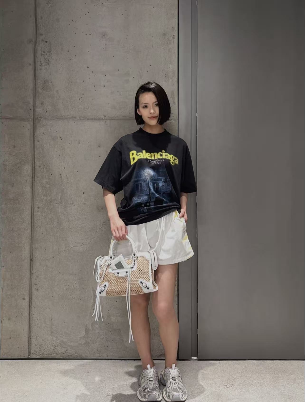 Balenciaga 官网品质BALENCI*GA/巴黎 SS26最新款 前面以Balenclag* 街道夜景建筑图案印花洗水做旧短袖T恤