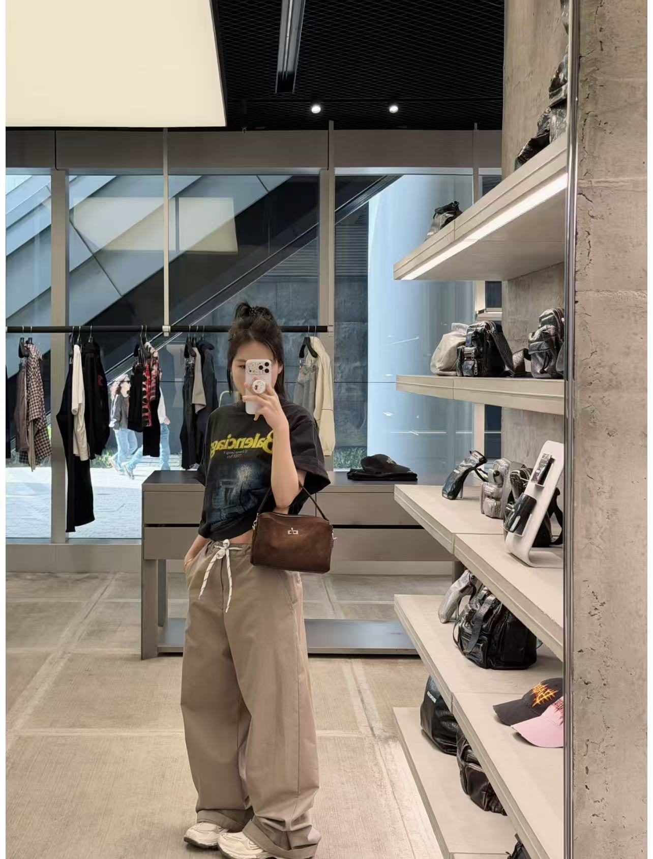 Balenciaga 官网品质BALENCI*GA/巴黎 SS26最新款 前面以Balenclag* 街道夜景建筑图案印花洗水做旧短袖T恤