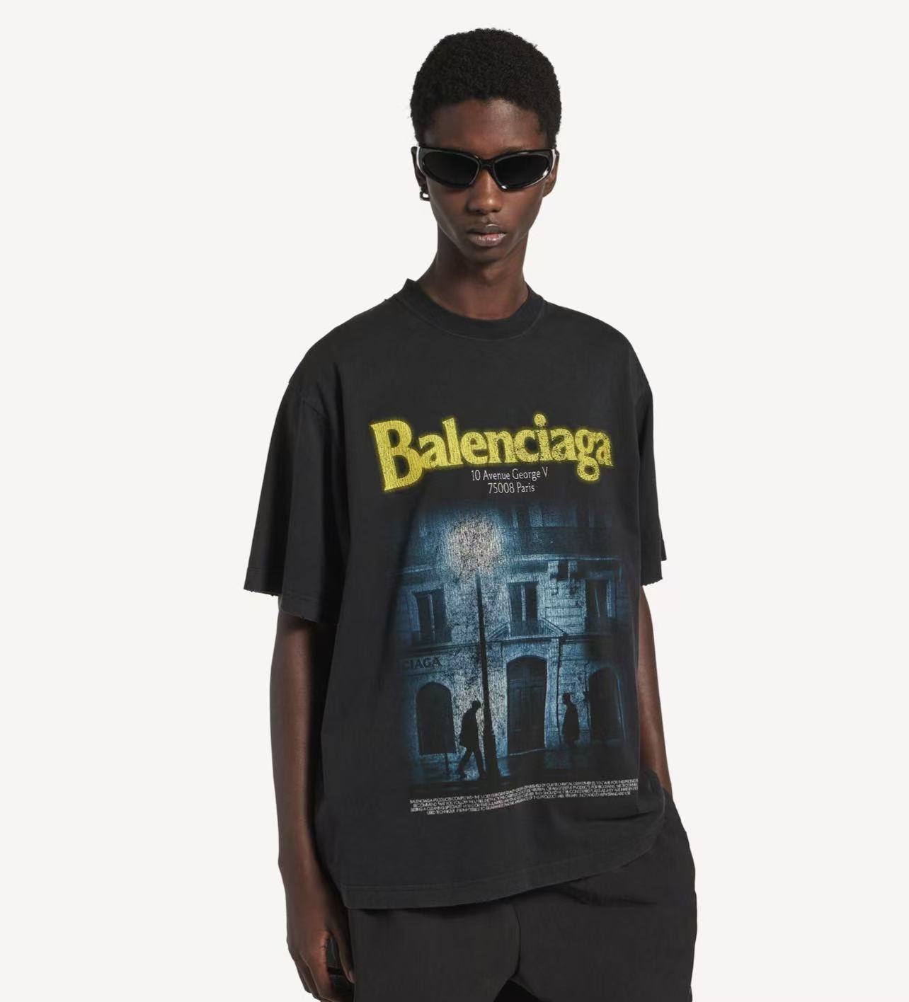 Balenciaga 官网品质BALENCI*GA/巴黎 SS26最新款 前面以Balenclag* 街道夜景建筑图案印花洗水做旧短袖T恤