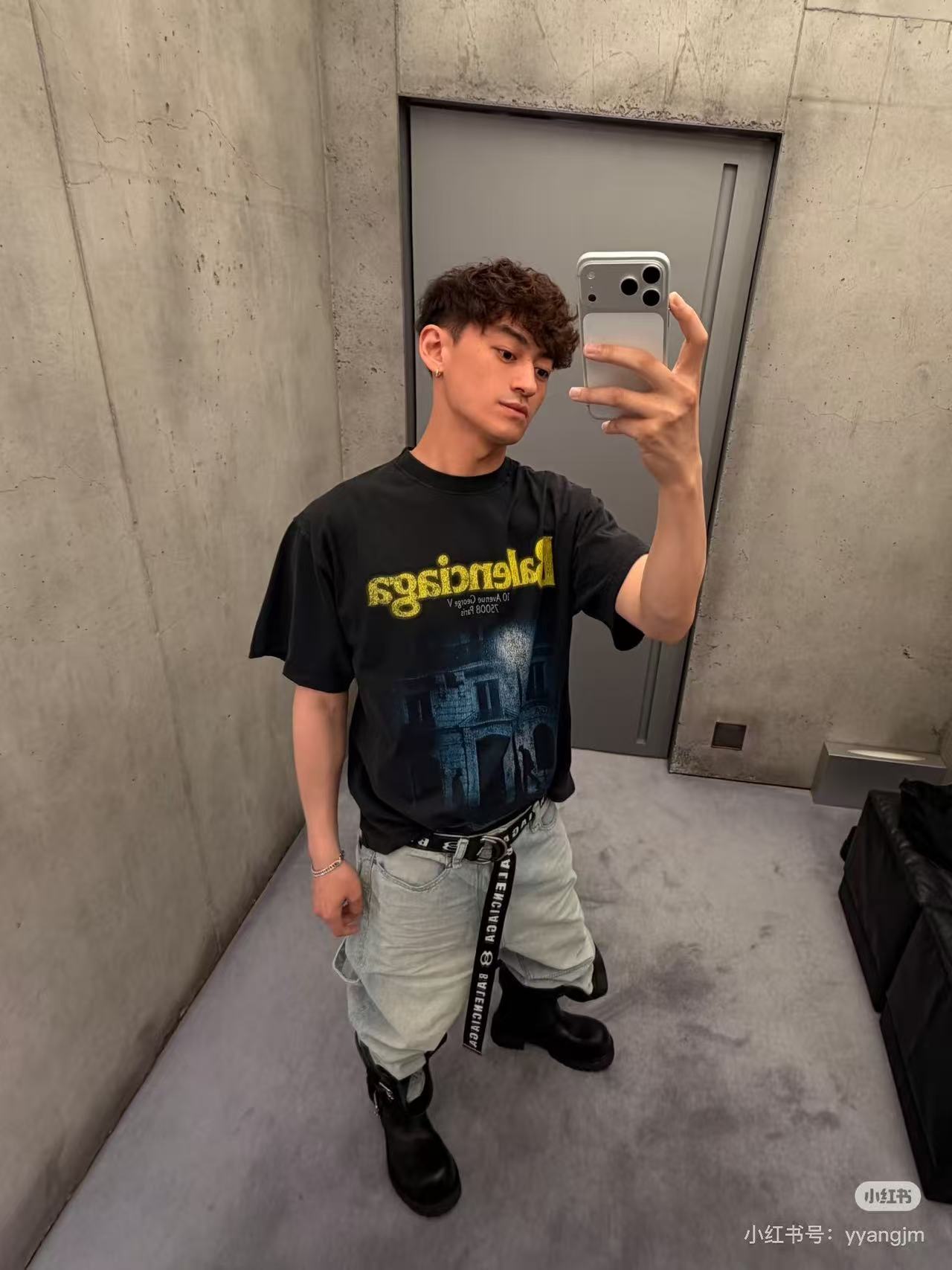 Balenciaga 官网品质BALENCI*GA/巴黎 SS26最新款 前面以Balenclag* 街道夜景建筑图案印花洗水做旧短袖T恤