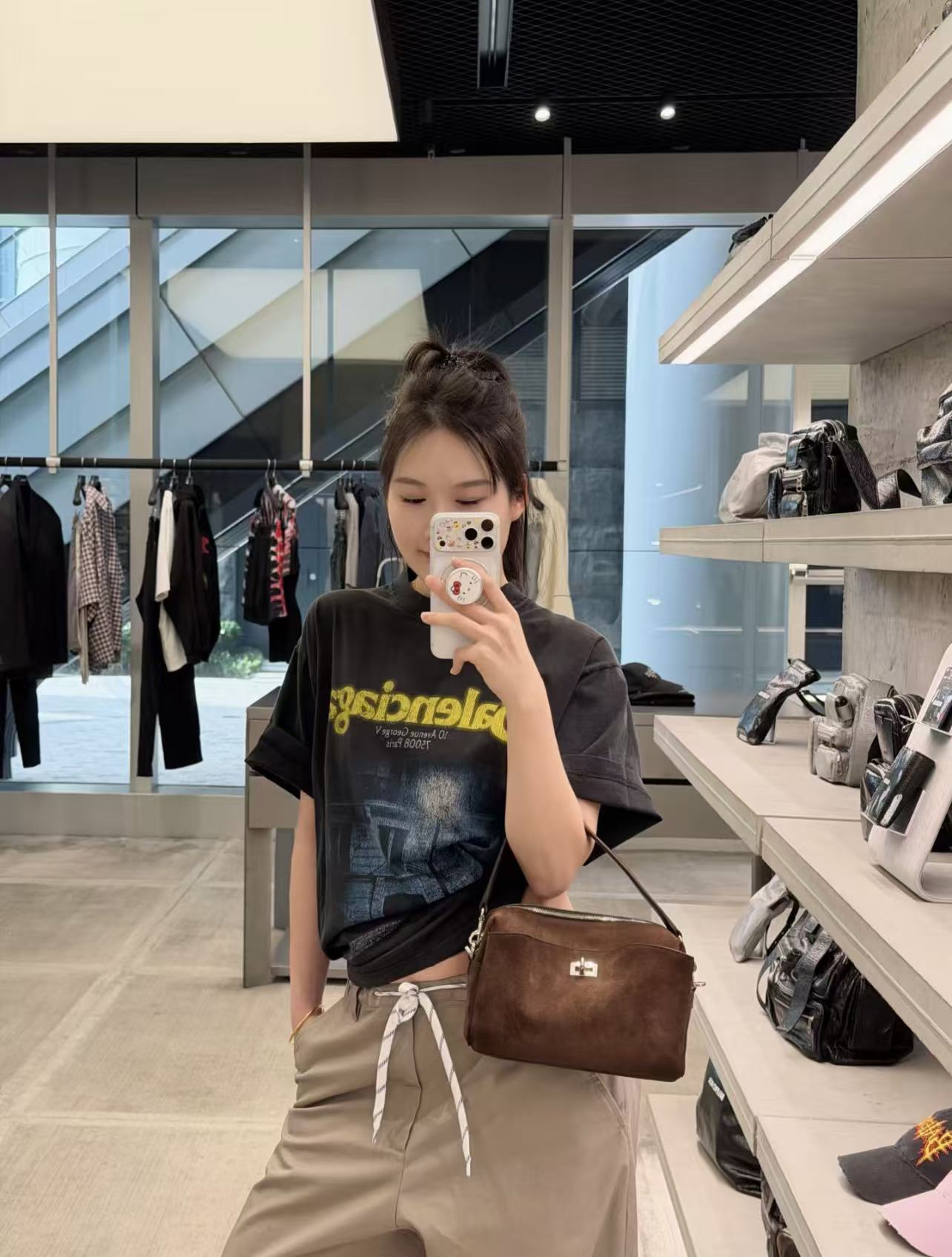 Balenciaga 官网品质BALENCI*GA/巴黎 SS26最新款 前面以Balenclag* 街道夜景建筑图案印花洗水做旧短袖T恤