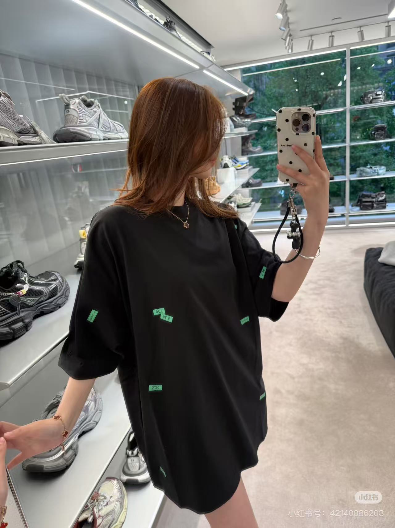 Balenciaga 官网品质BALENCI*GA/巴黎 SS26最新款 5 20贴纸印花左袖绣Logo短袖T恤砖柜同步