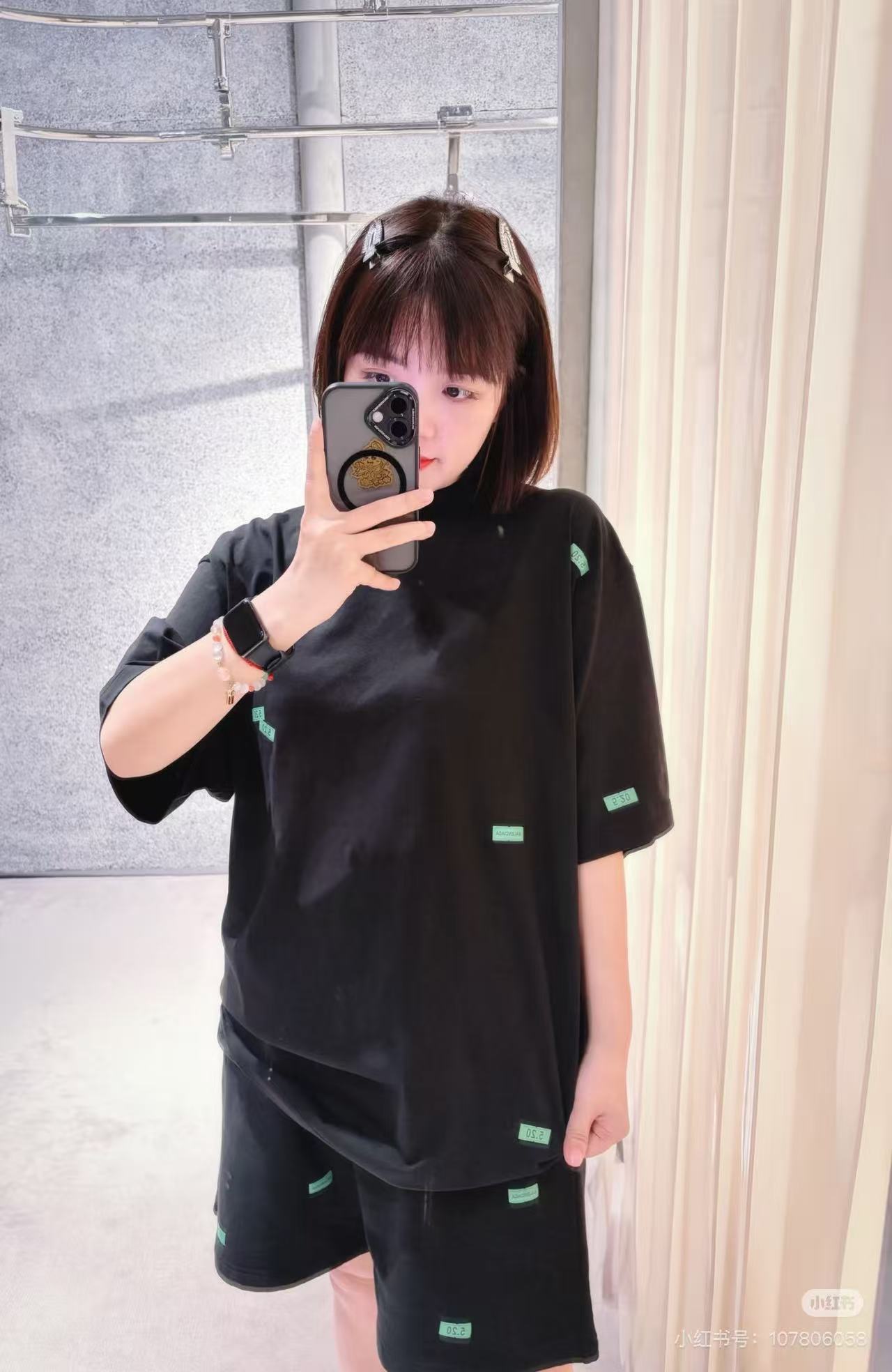 Balenciaga 官网品质BALENCI*GA/巴黎 SS26最新款 5 20贴纸印花左袖绣Logo短袖T恤砖柜同步