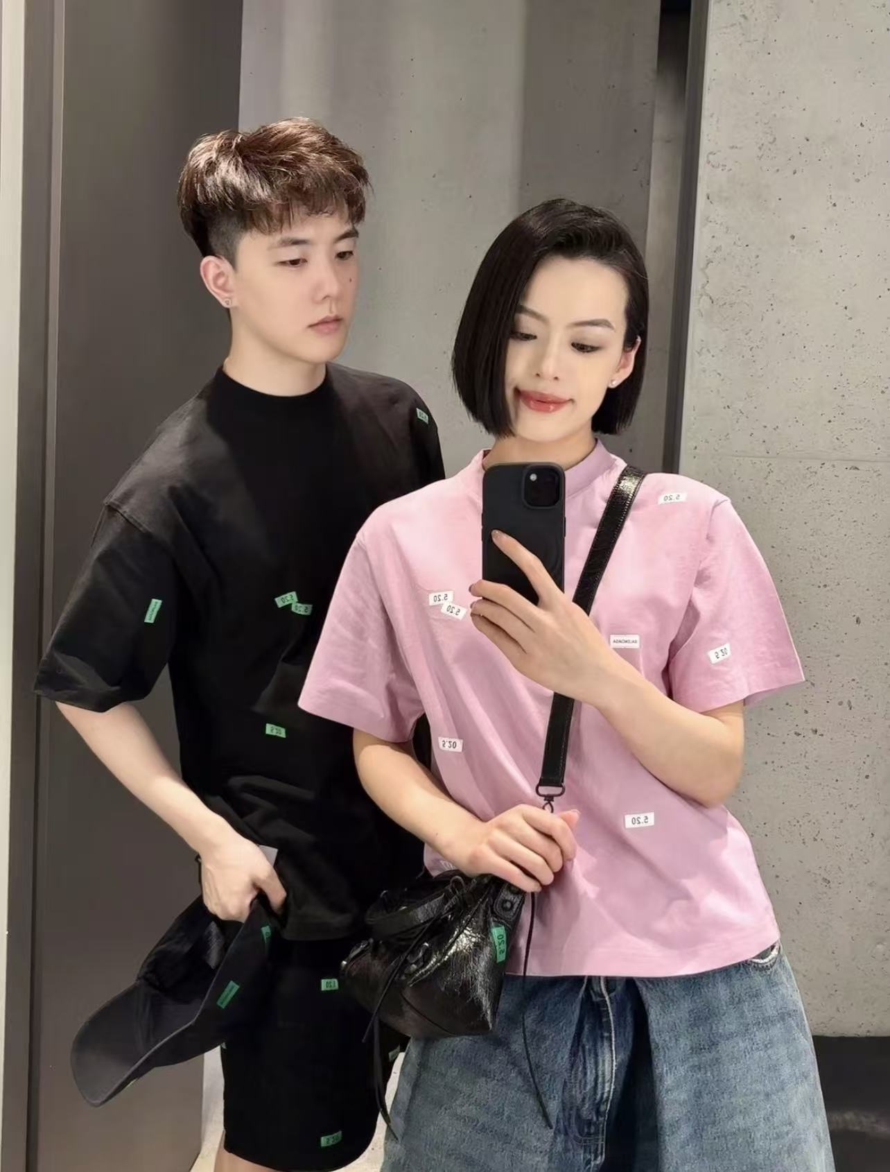 Balenciaga 官网品质BALENCI*GA/巴黎 SS26最新款 5 20贴纸印花左袖绣Logo短袖T恤砖柜同步
