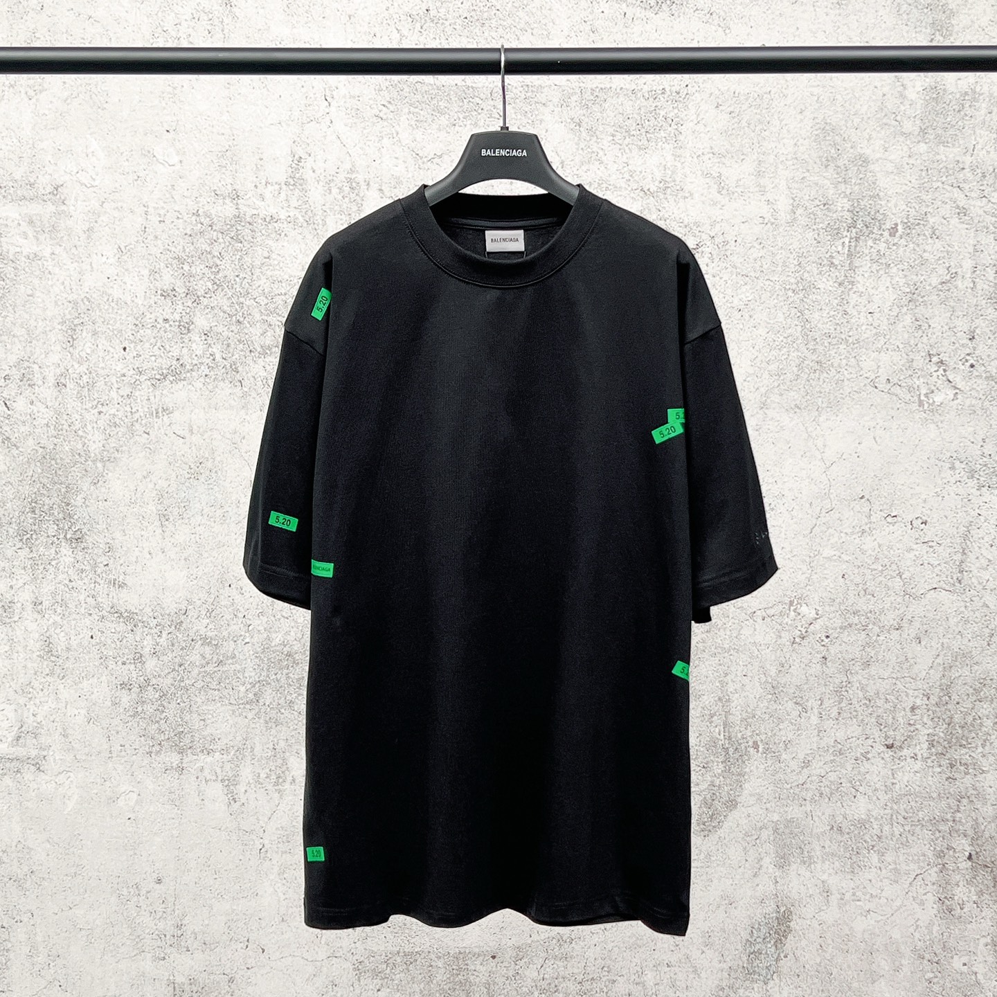 Balenciaga 官网品质BALENCI*GA/巴黎 SS26最新款 5 20贴纸印花左袖绣Logo短袖T恤砖柜同步
