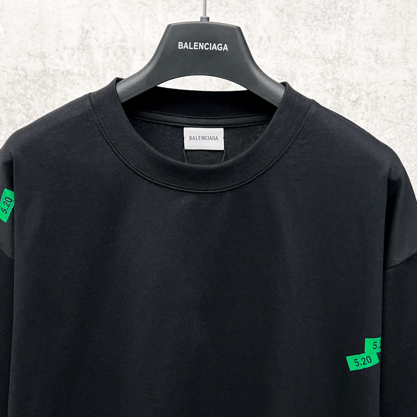 Balenciaga 官网品质BALENCI*GA/巴黎 SS26最新款 5 20贴纸印花左袖绣Logo短袖T恤砖柜同步