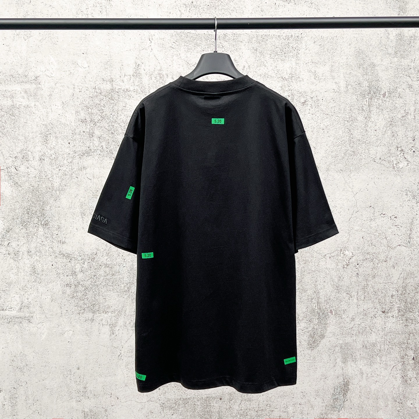 Balenciaga 官网品质BALENCI*GA/巴黎 SS26最新款 5 20贴纸印花左袖绣Logo短袖T恤砖柜同步
