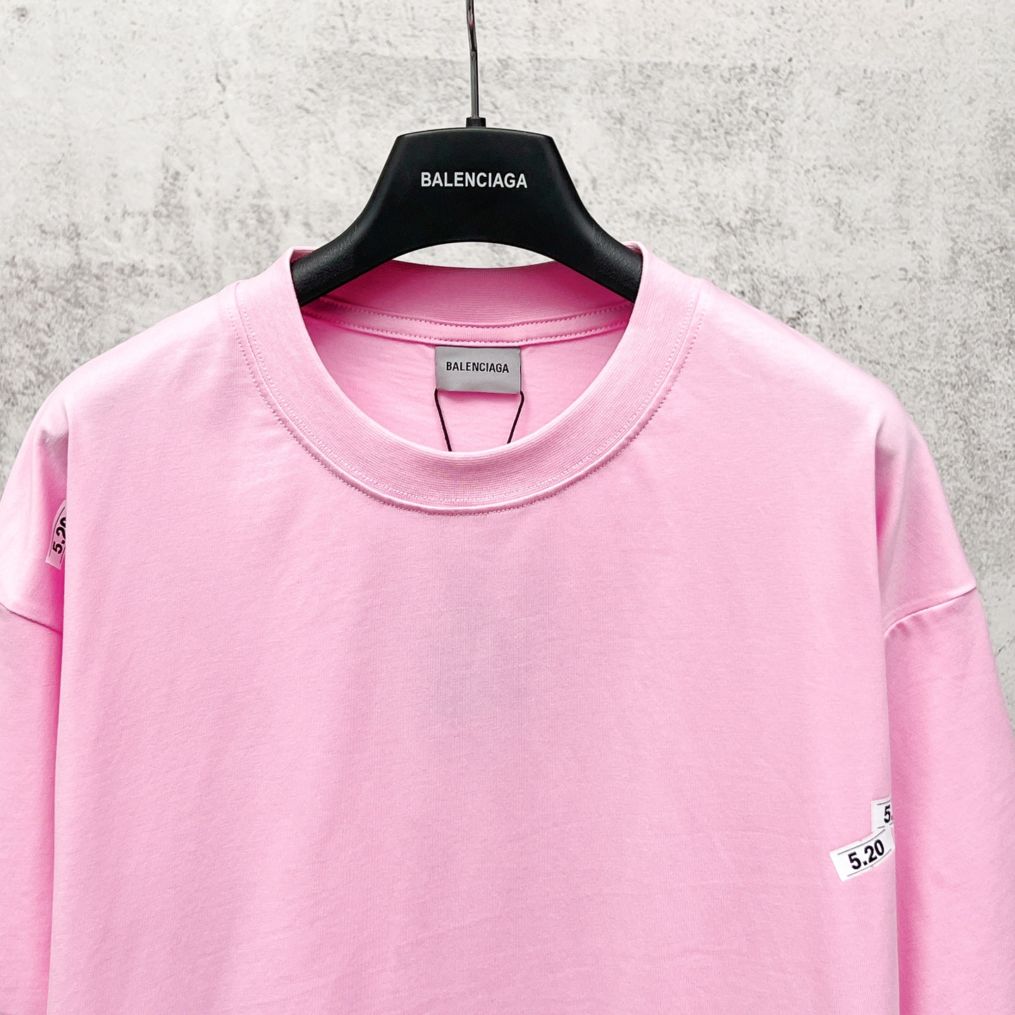 Balenciaga 官网品质BALENCI*GA/巴黎 SS26最新款 5 20贴纸印花左袖绣Logo短袖T恤砖柜同步