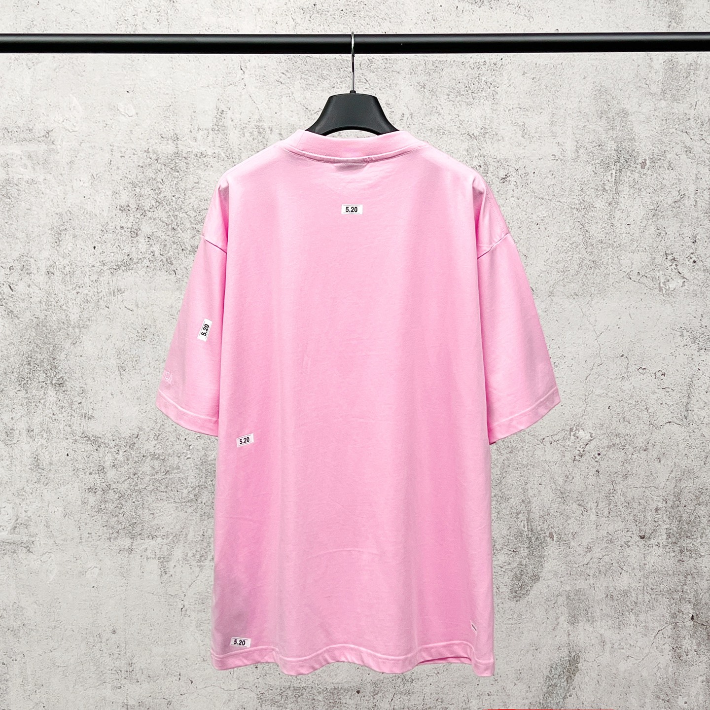 Balenciaga 官网品质BALENCI*GA/巴黎 SS26最新款 5 20贴纸印花左袖绣Logo短袖T恤砖柜同步