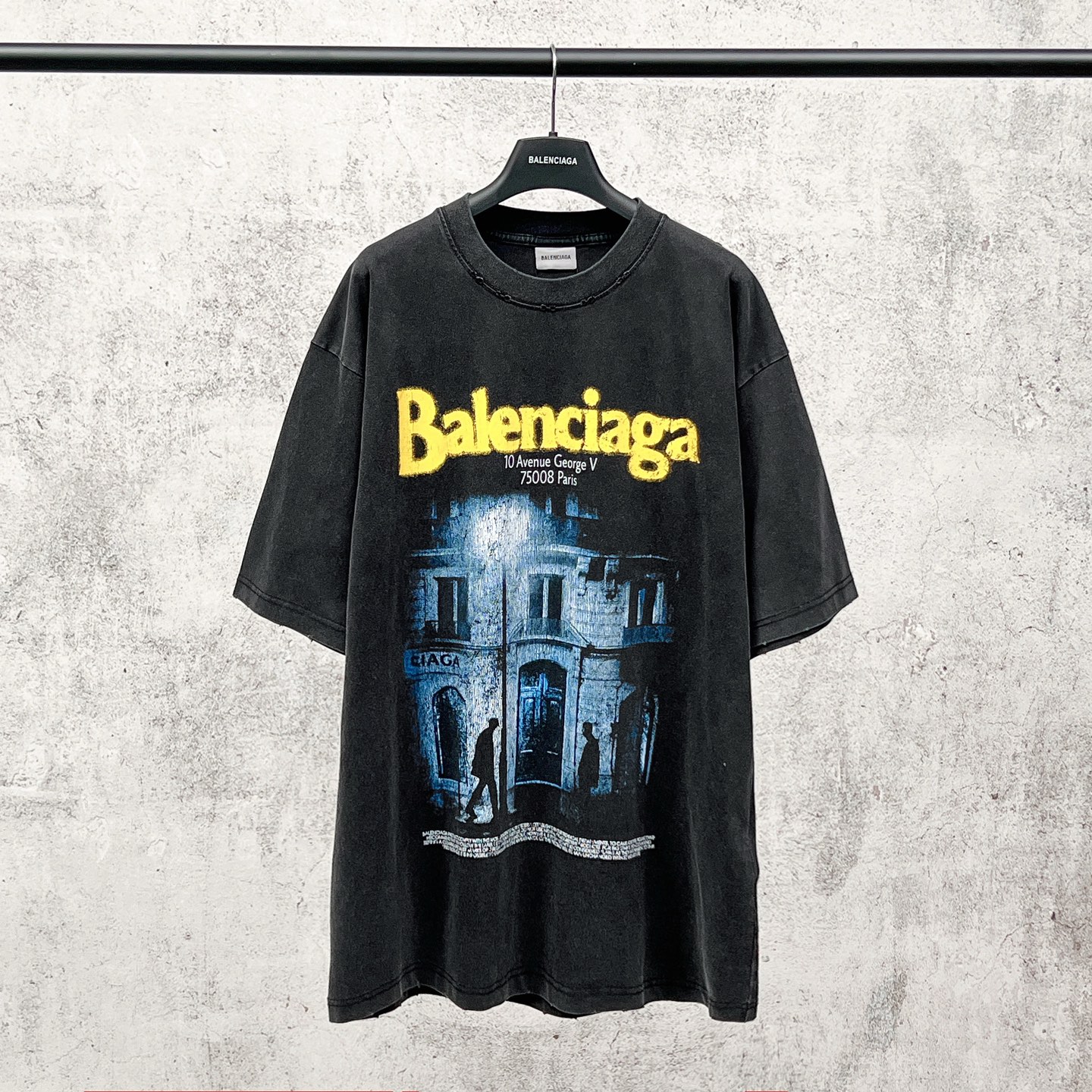 Balenciaga 官网品质BALENCI*GA/巴黎 SS26最新款 前面以Balenclag* 街道夜景建筑图案印花洗水做旧短袖T恤