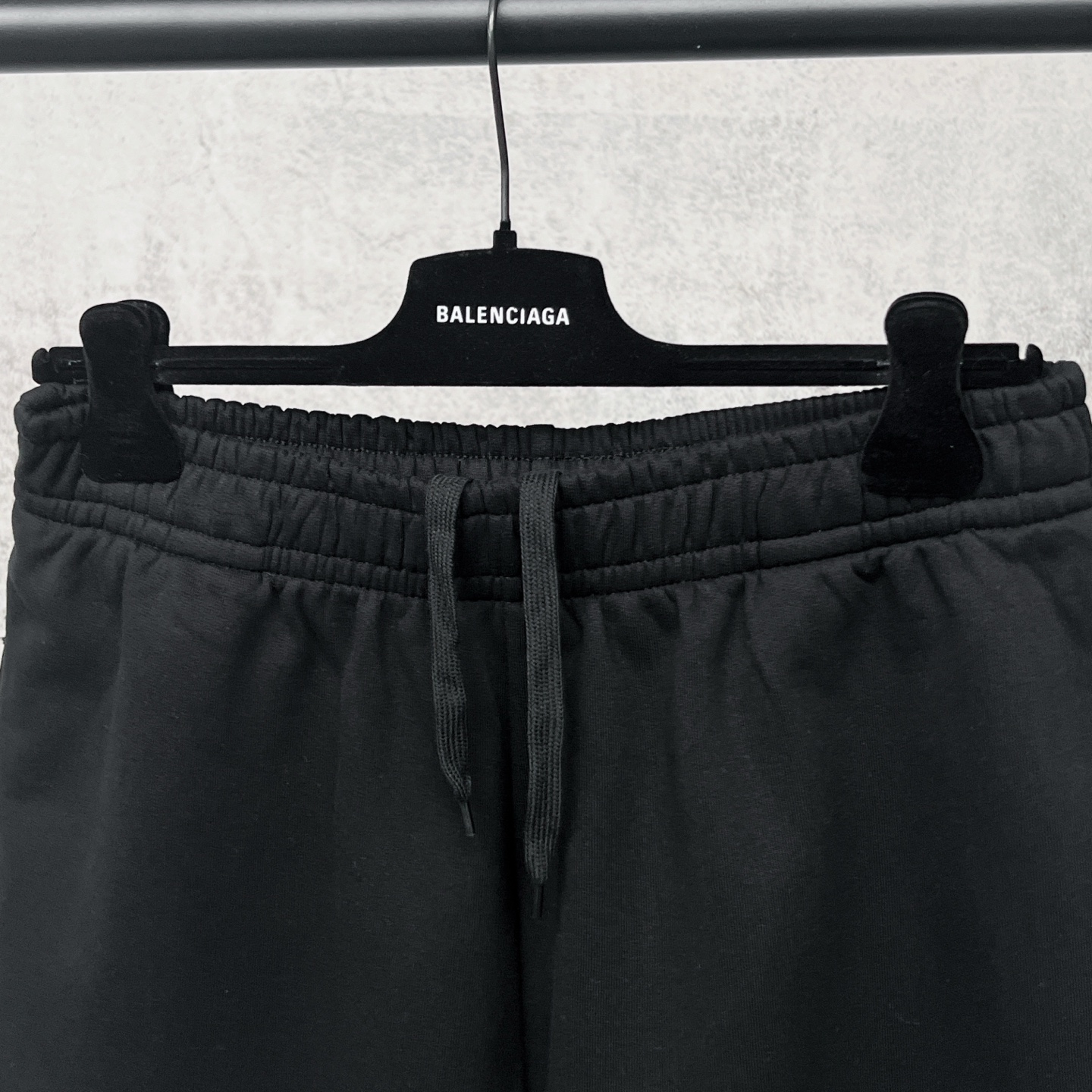 Balenciaga 官网品质BALENCI*GA/巴黎 2026新款 巴黎错乱字母胶带直喷印花磨烂做旧短裤