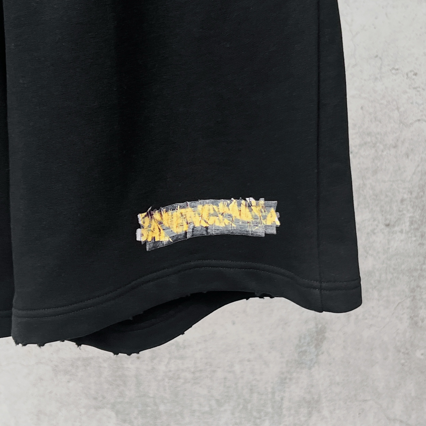Balenciaga 官网品质BALENCI*GA/巴黎 2026新款 巴黎错乱字母胶带直喷印花磨烂做旧短裤