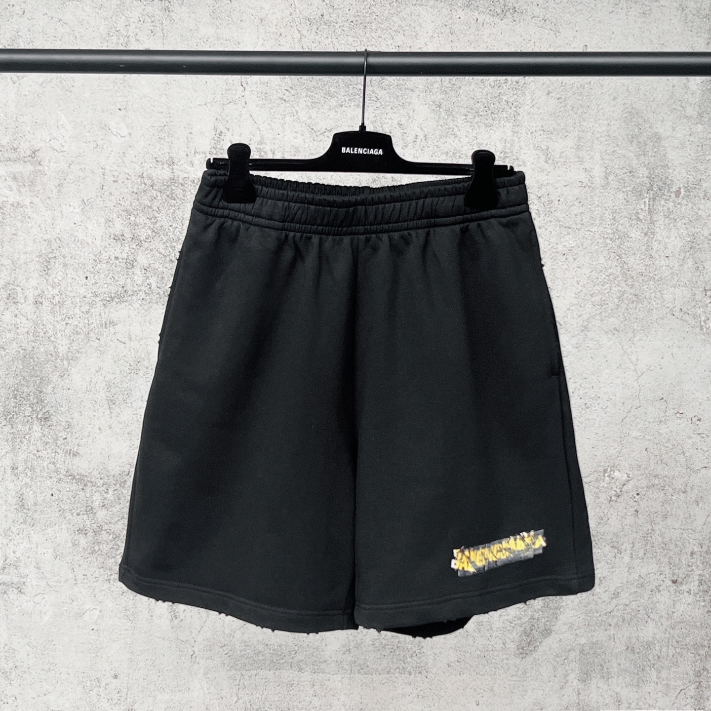 Balenciaga 官网品质BALENCI*GA/巴黎 2026新款 巴黎错乱字母胶带直喷印花磨烂做旧短裤