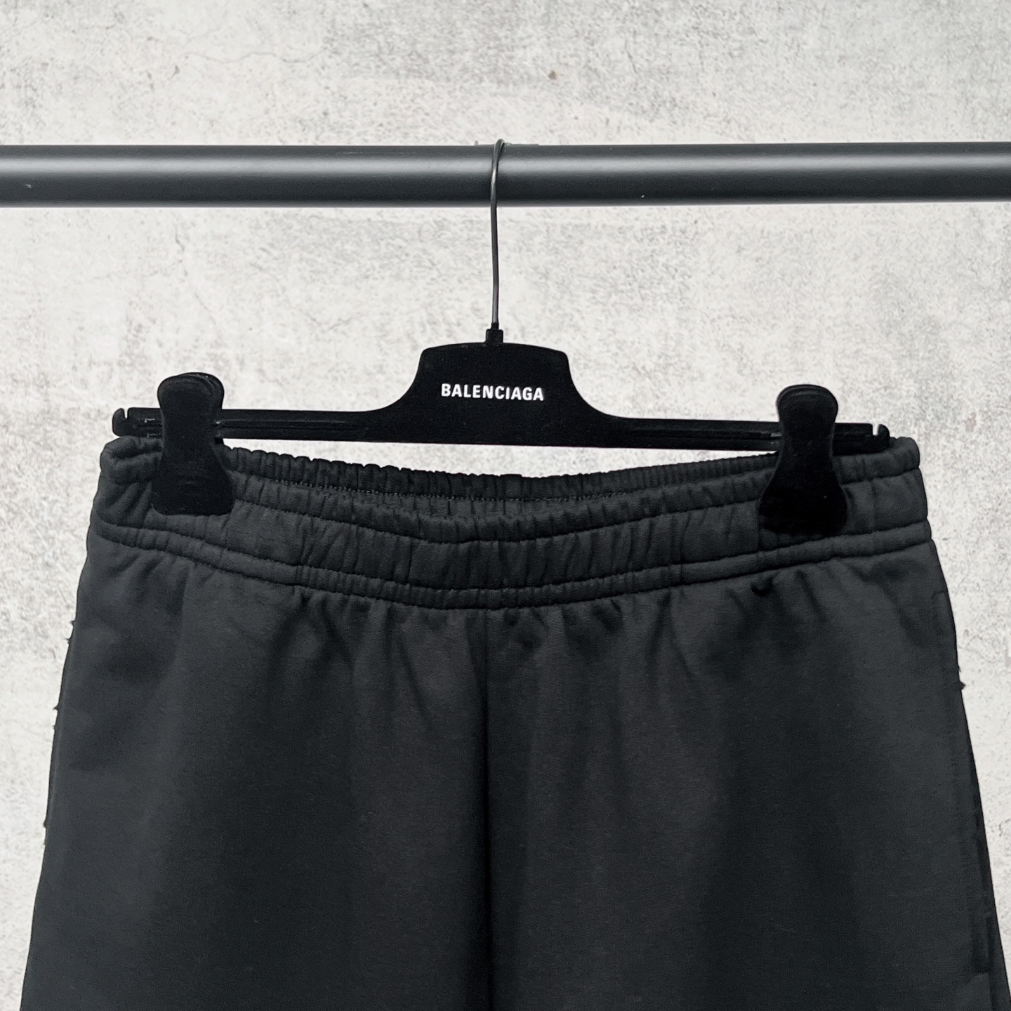 Balenciaga 官网品质BALENCI*GA/巴黎 2026新款 巴黎错乱字母胶带直喷印花磨烂做旧短裤