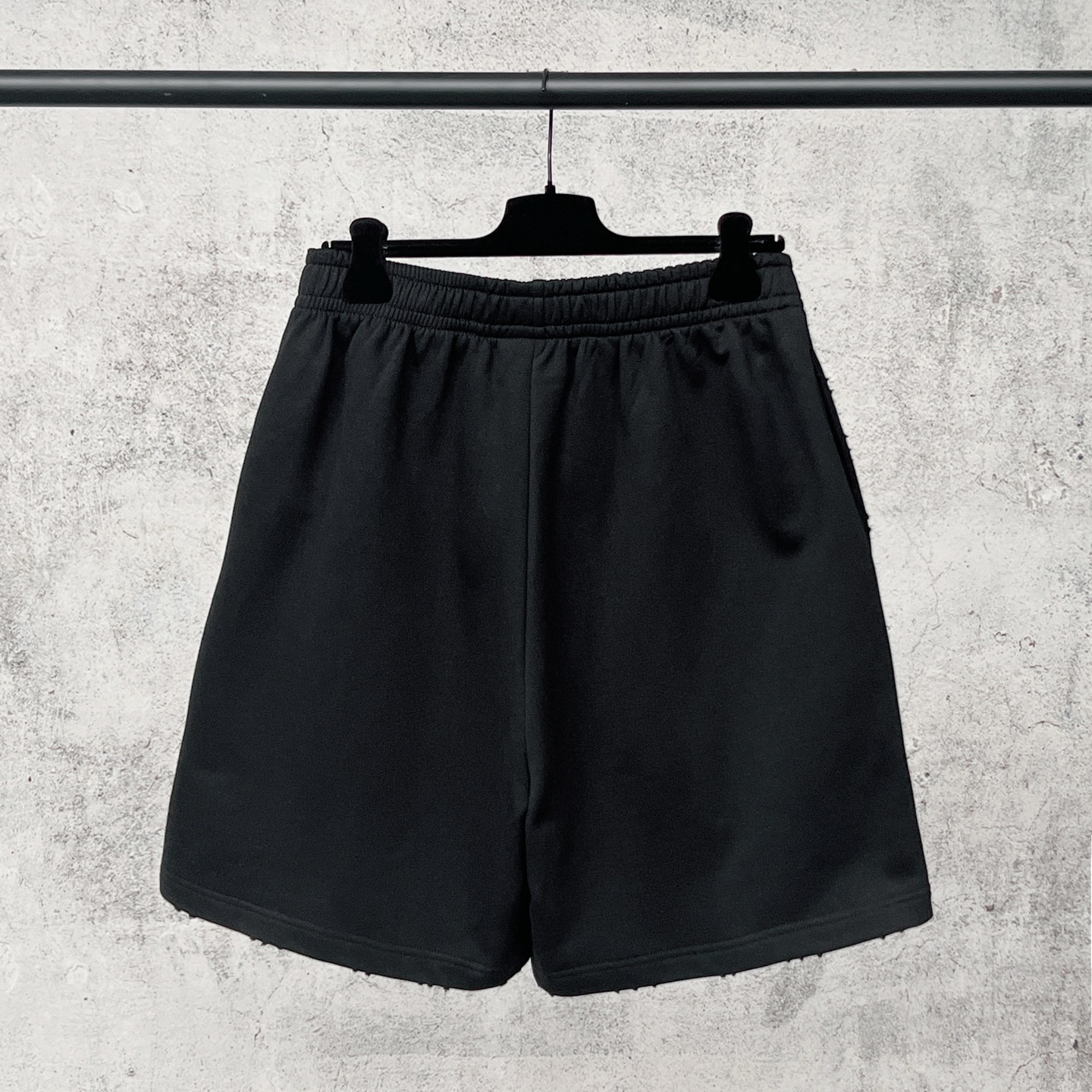 Balenciaga 官网品质BALENCI*GA/巴黎 2026新款 巴黎错乱字母胶带直喷印花磨烂做旧短裤