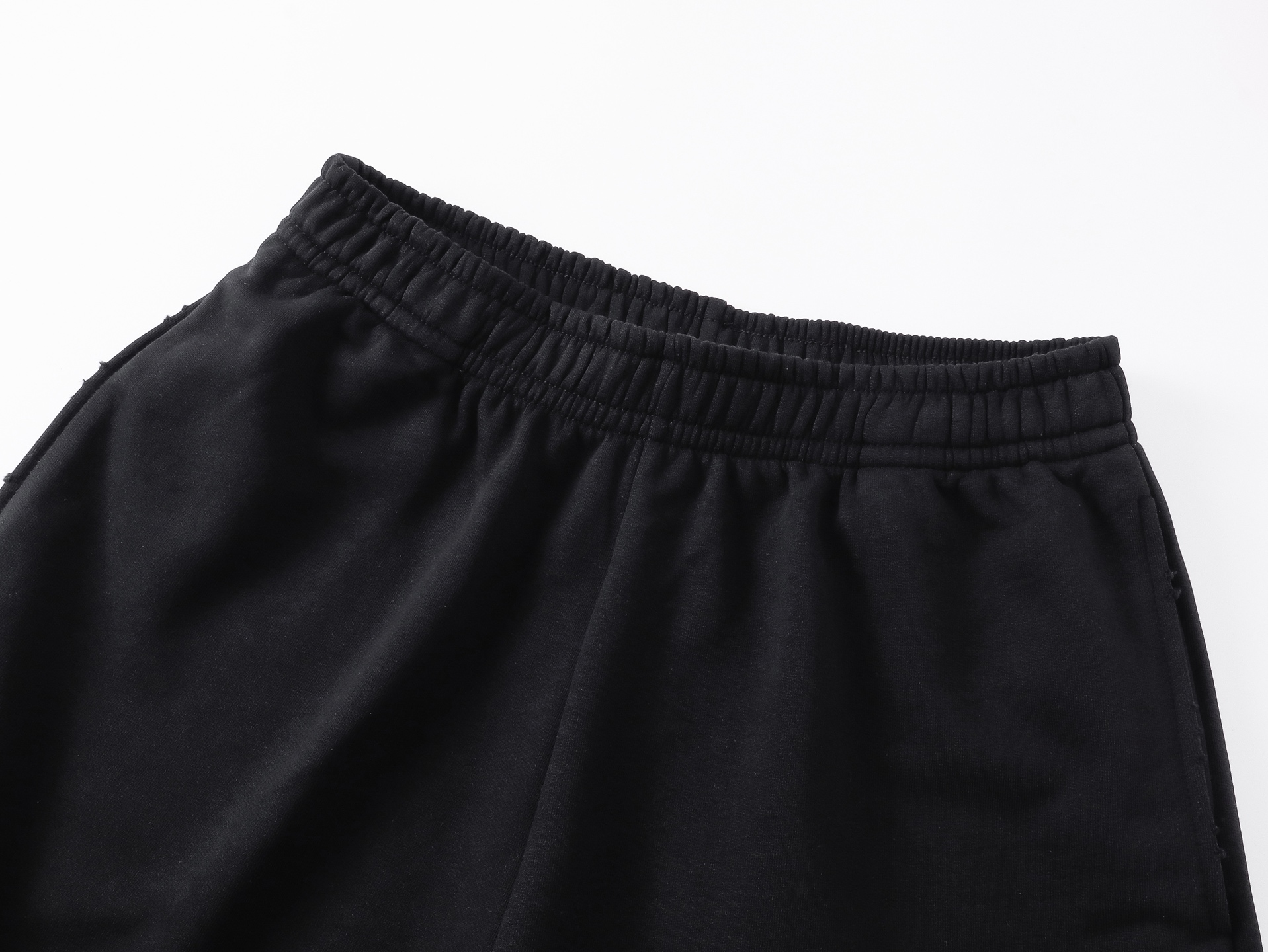 Balenciaga 官网品质BALENCI*GA/巴黎 2026新款 巴黎错乱字母胶带直喷印花磨烂做旧短裤