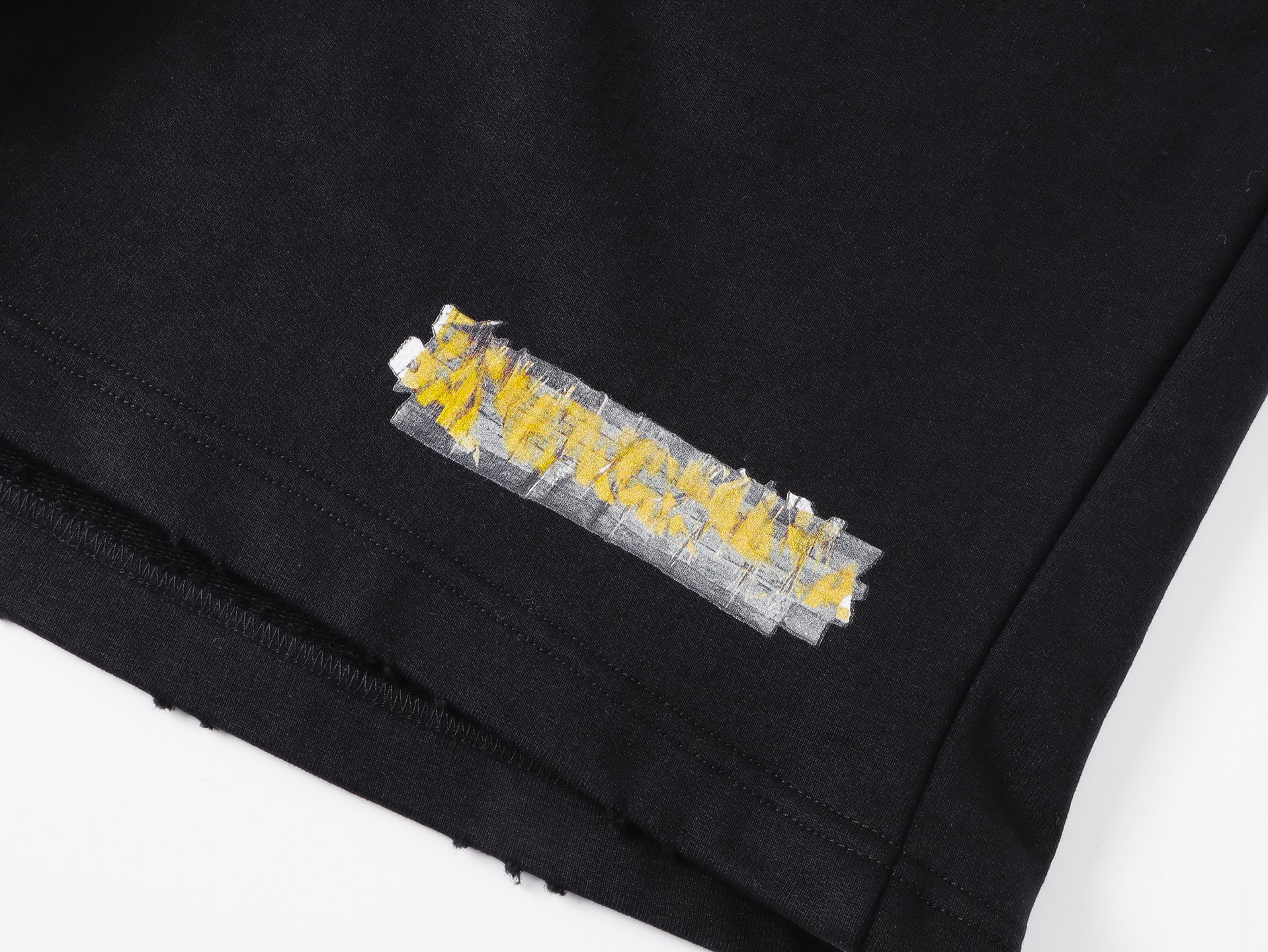 Balenciaga 官网品质BALENCI*GA/巴黎 2026新款 巴黎错乱字母胶带直喷印花磨烂做旧短裤