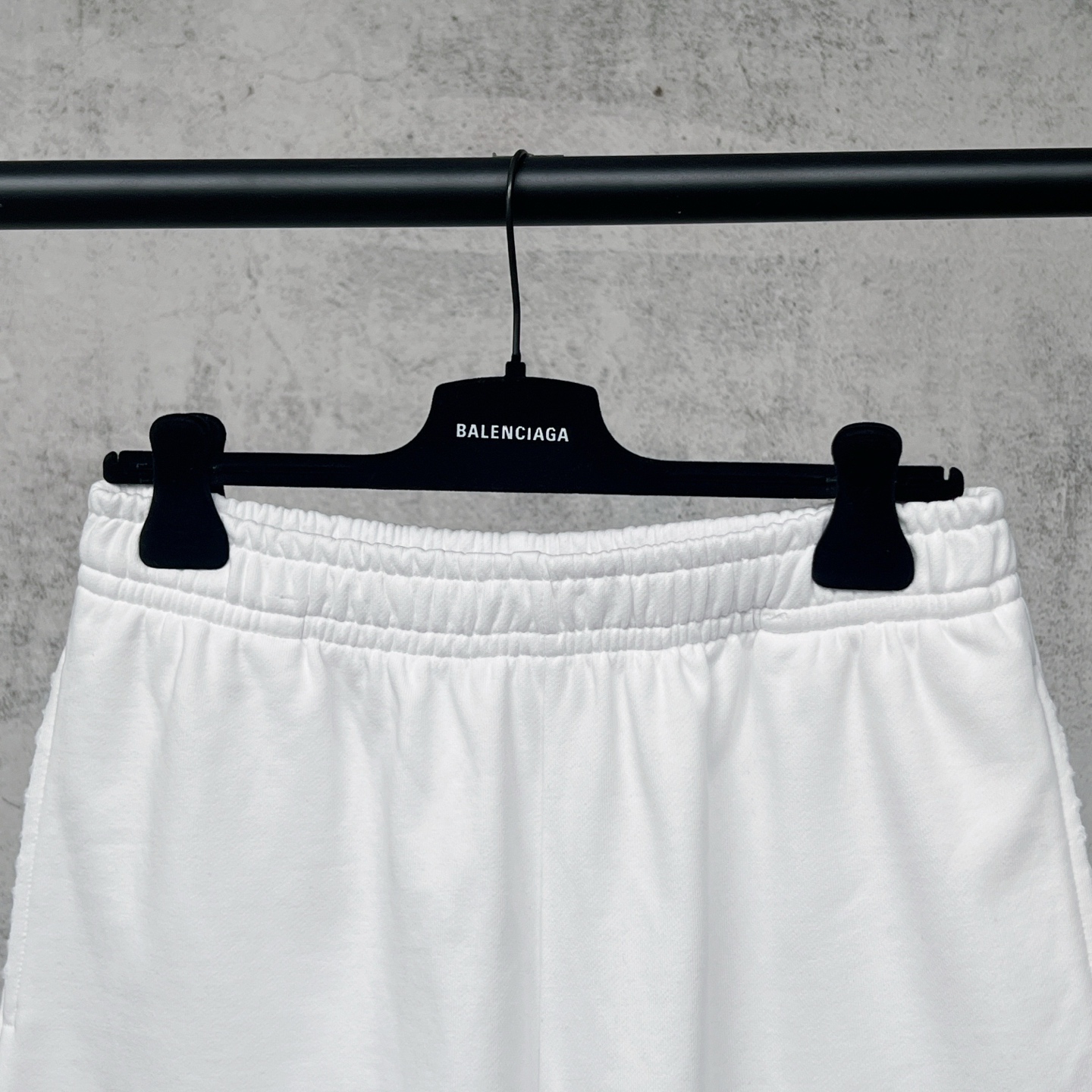 Balenciaga 官网品质BALENCI*GA/巴黎 2026新款 巴黎错乱字母胶带直喷印花磨烂做旧短裤