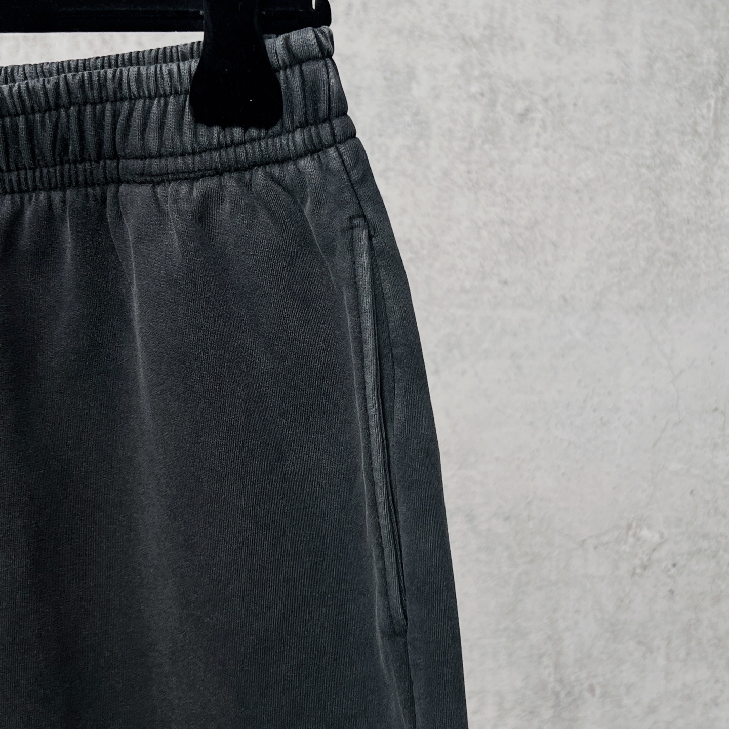 Balenciaga 官网品质BALENCI*GA/巴黎 2026新款 巴黎美纹纸胶带 字母直喷印花洗水磨烂做旧短裤