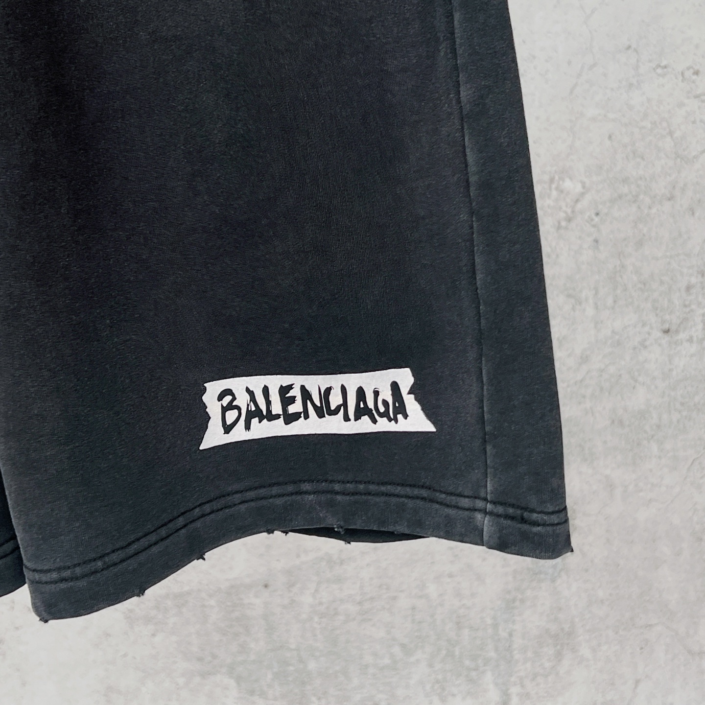 Balenciaga 官网品质BALENCI*GA/巴黎 2026新款 巴黎美纹纸胶带 字母直喷印花洗水磨烂做旧短裤