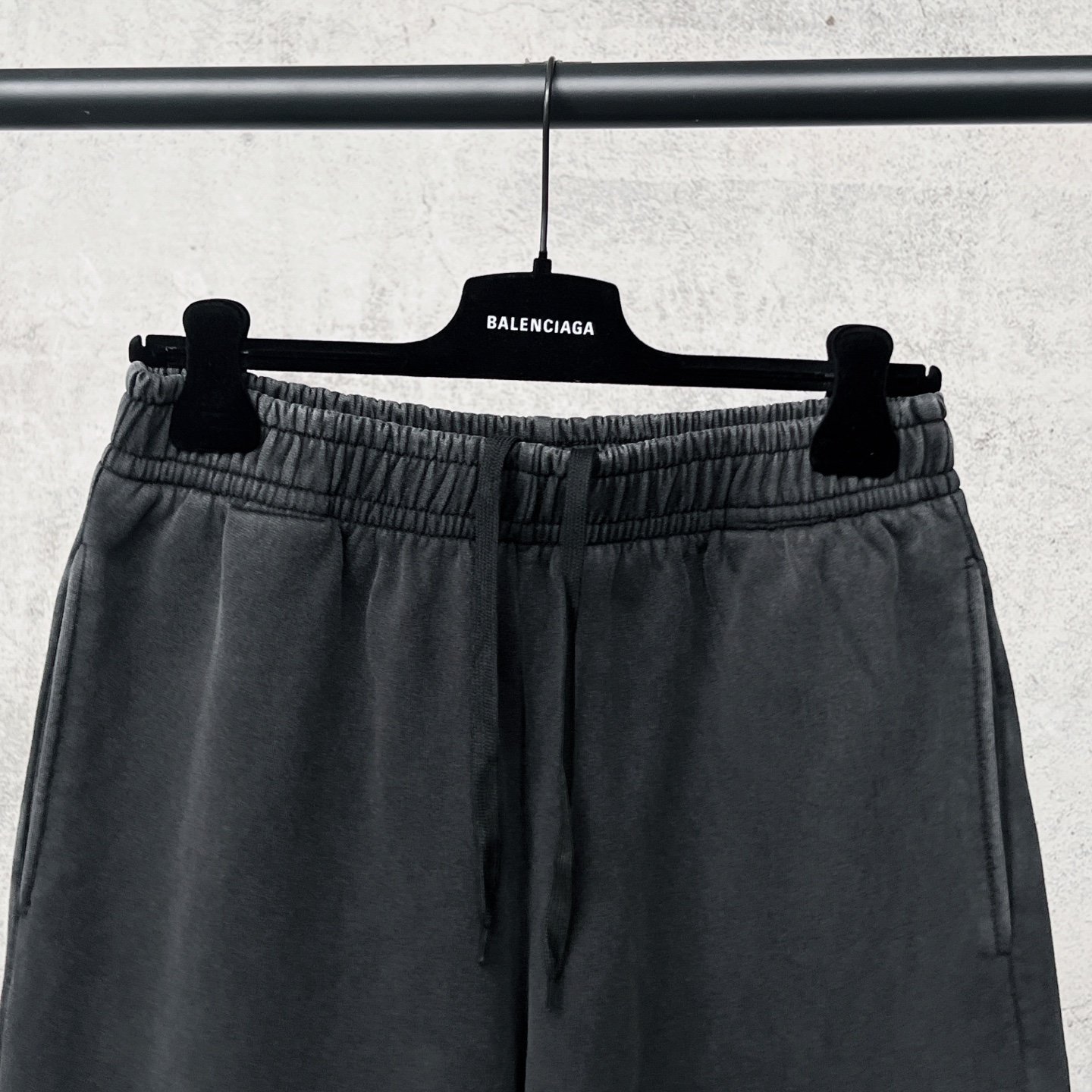 Balenciaga 官网品质BALENCI*GA/巴黎 2026新款 巴黎美纹纸胶带 字母直喷印花洗水磨烂做旧短裤
