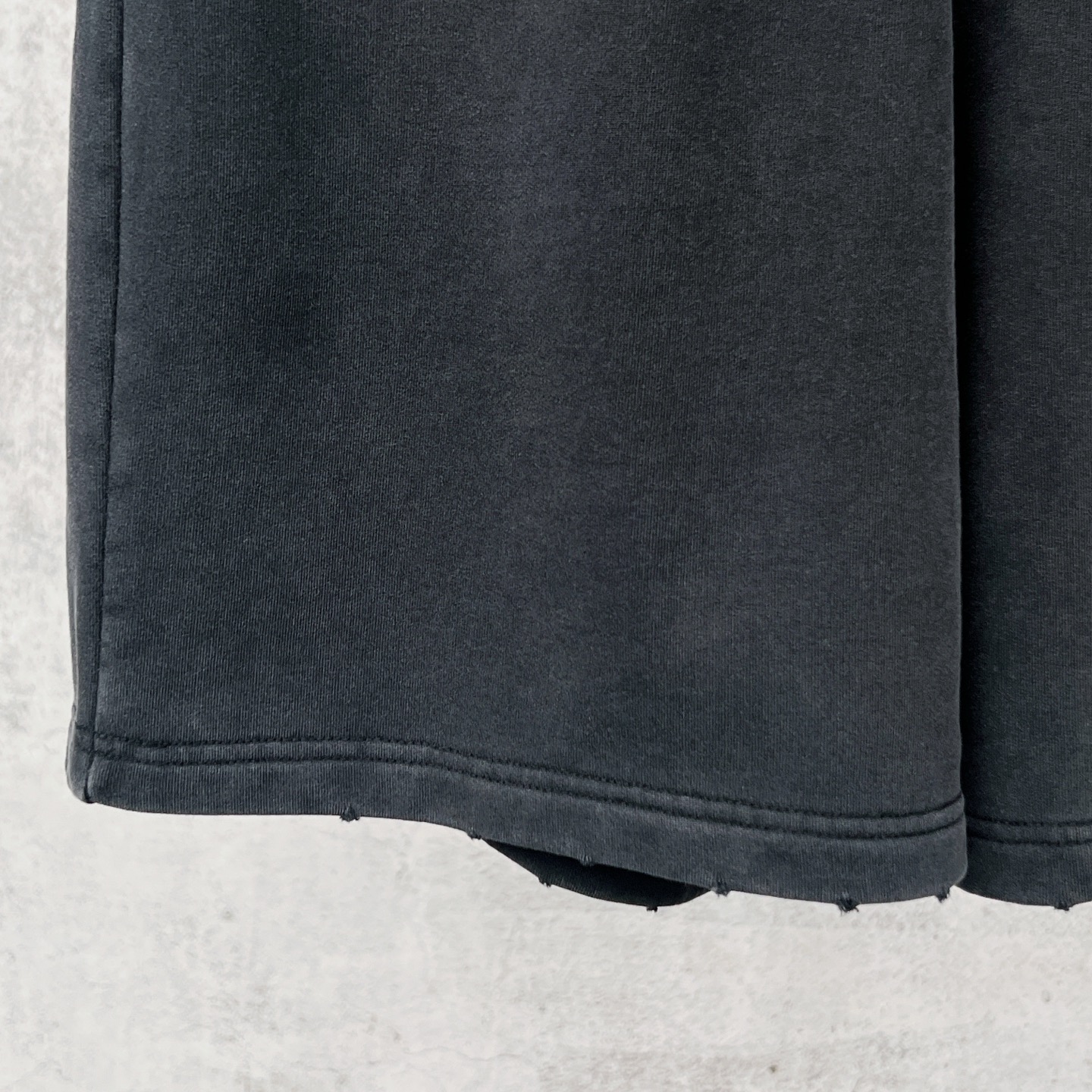 Balenciaga 官网品质BALENCI*GA/巴黎 2026新款 巴黎美纹纸胶带 字母直喷印花洗水磨烂做旧短裤