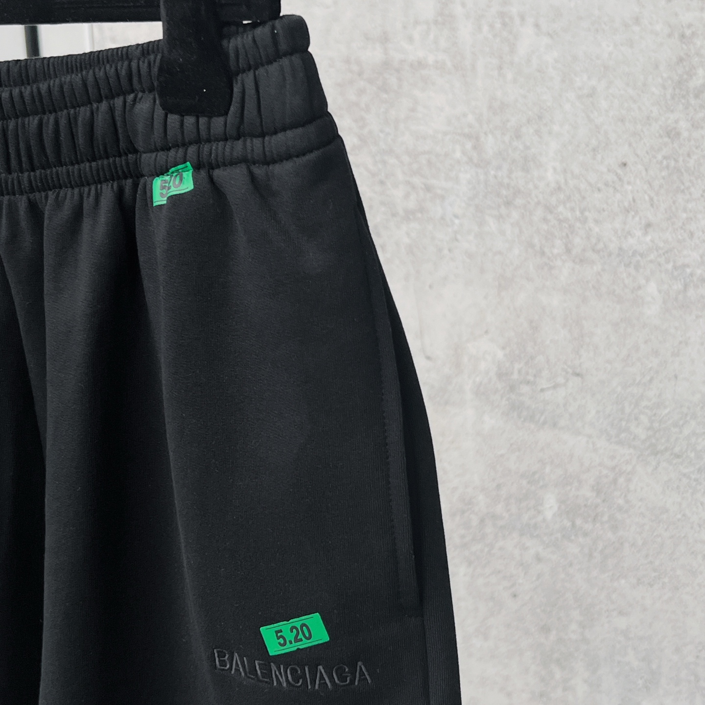 Balenciaga 官网品质BALENCI*GA/巴黎 2026新款 巴黎5 20贴纸印花 左边刺绣巴黎小字母短裤