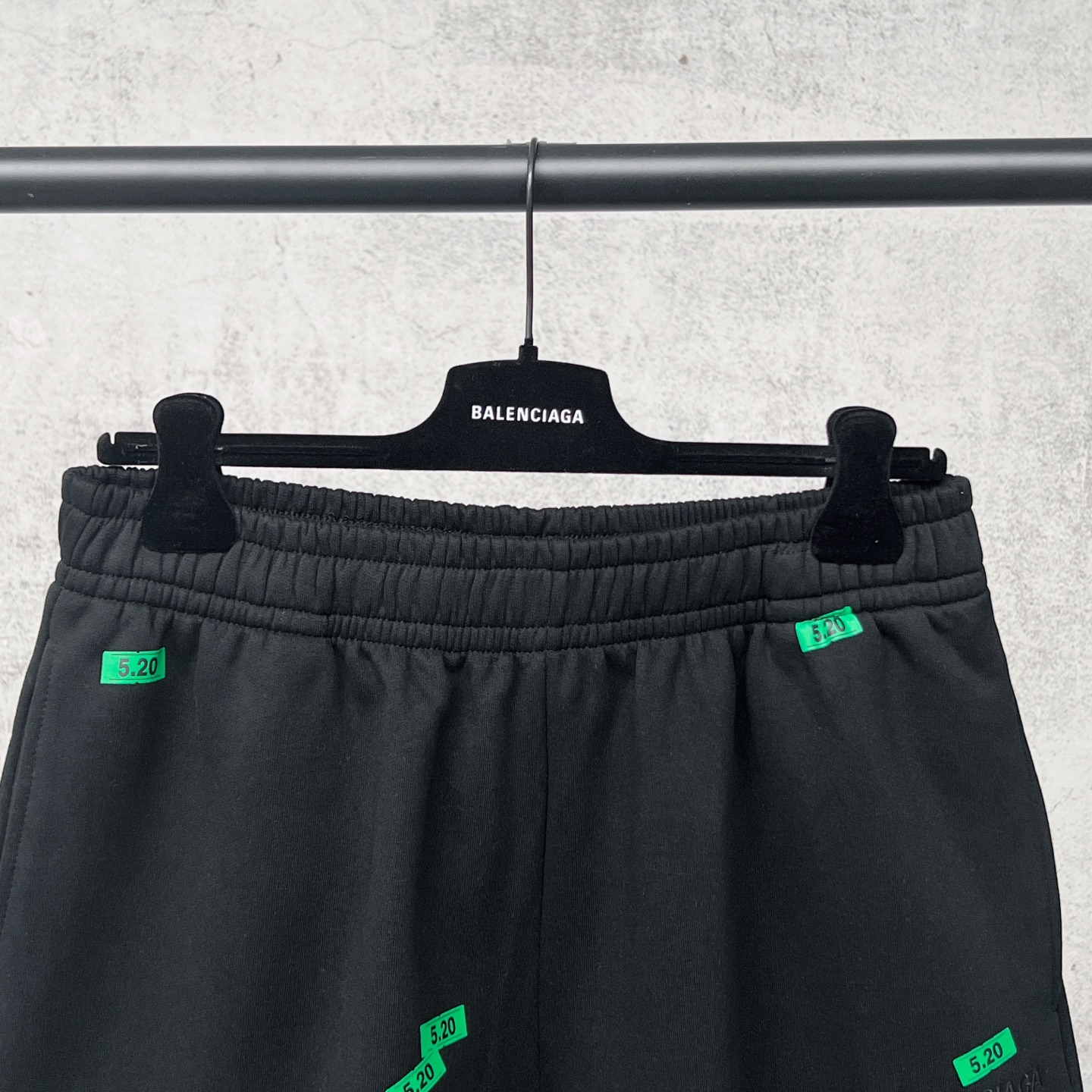 Balenciaga 官网品质BALENCI*GA/巴黎 2026新款 巴黎5 20贴纸印花 左边刺绣巴黎小字母短裤