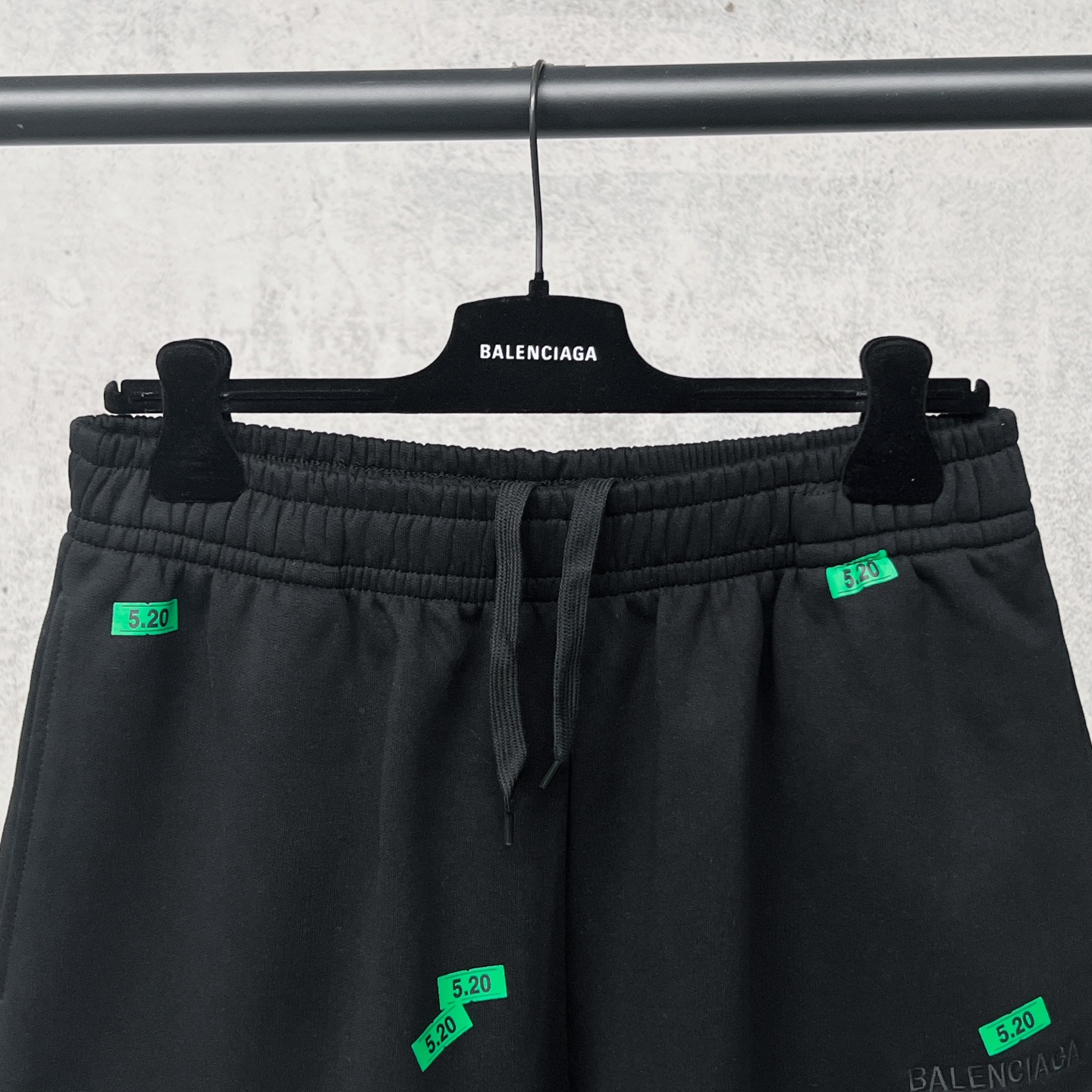 Balenciaga 官网品质BALENCI*GA/巴黎 2026新款 巴黎5 20贴纸印花 左边刺绣巴黎小字母短裤