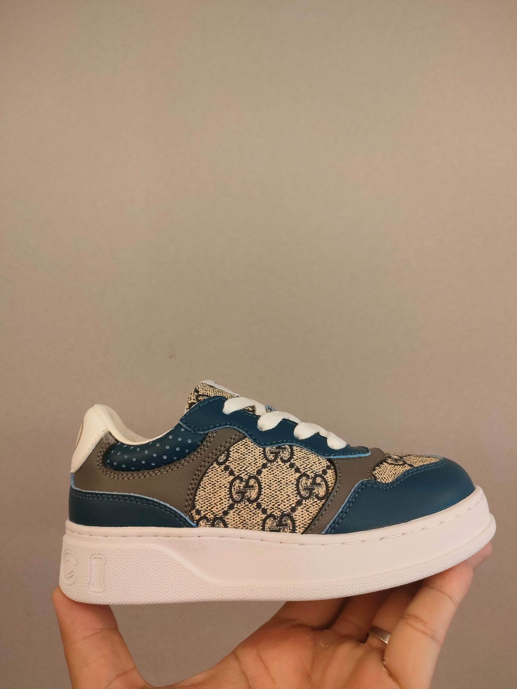 图片[3]-出口欧洲版古驰GUCCI头层皮 GUCCI古驰新款儿童休闲鞋 尺码：26-35码 必入的大牌系列，经典古驰小蜜蜂系列。出口欧版，货不多卖一双少一双。 优质皮料定制，脚感舒适☁ 原版大底，耐磨防滑✔-选品中心