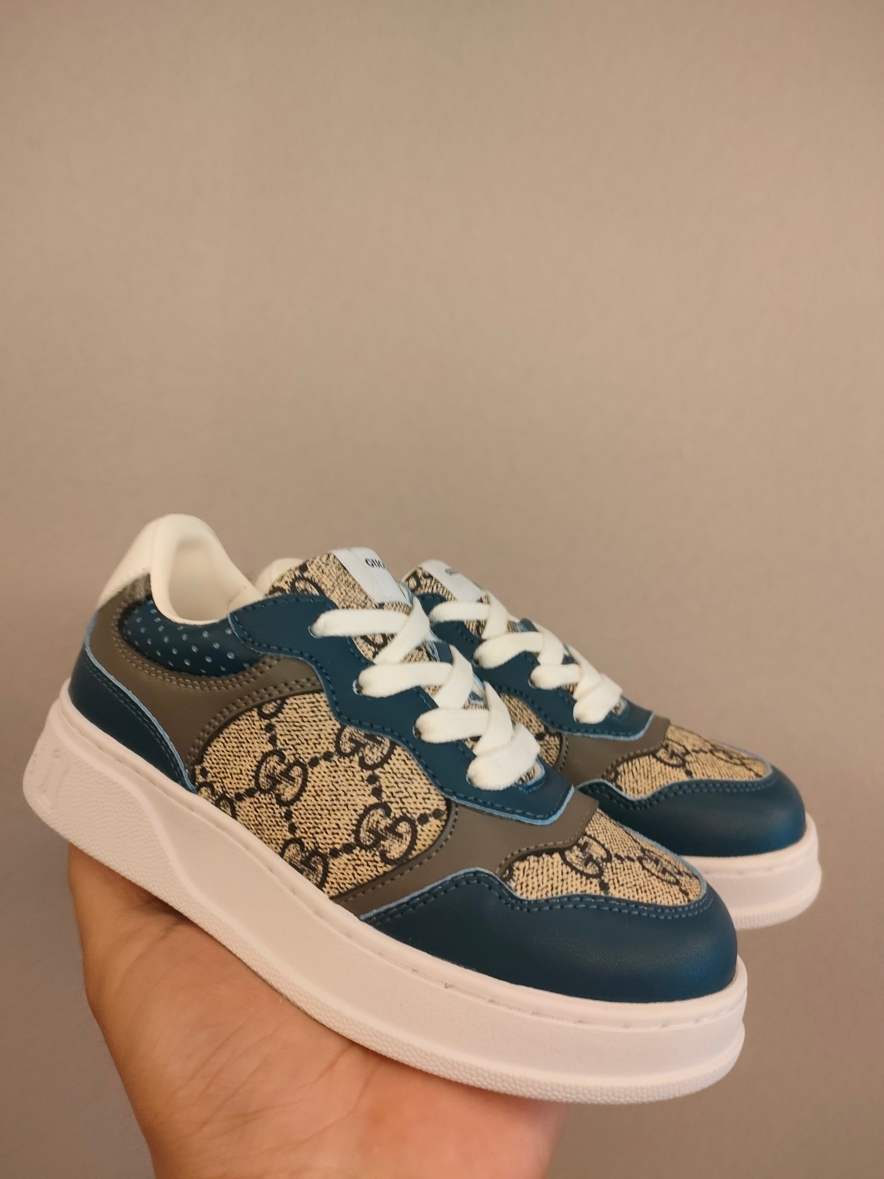 图片[2]-出口欧洲版古驰GUCCI头层皮 GUCCI古驰新款儿童休闲鞋 尺码：26-35码 必入的大牌系列，经典古驰小蜜蜂系列。出口欧版，货不多卖一双少一双。 优质皮料定制，脚感舒适☁ 原版大底，耐磨防滑✔-选品中心