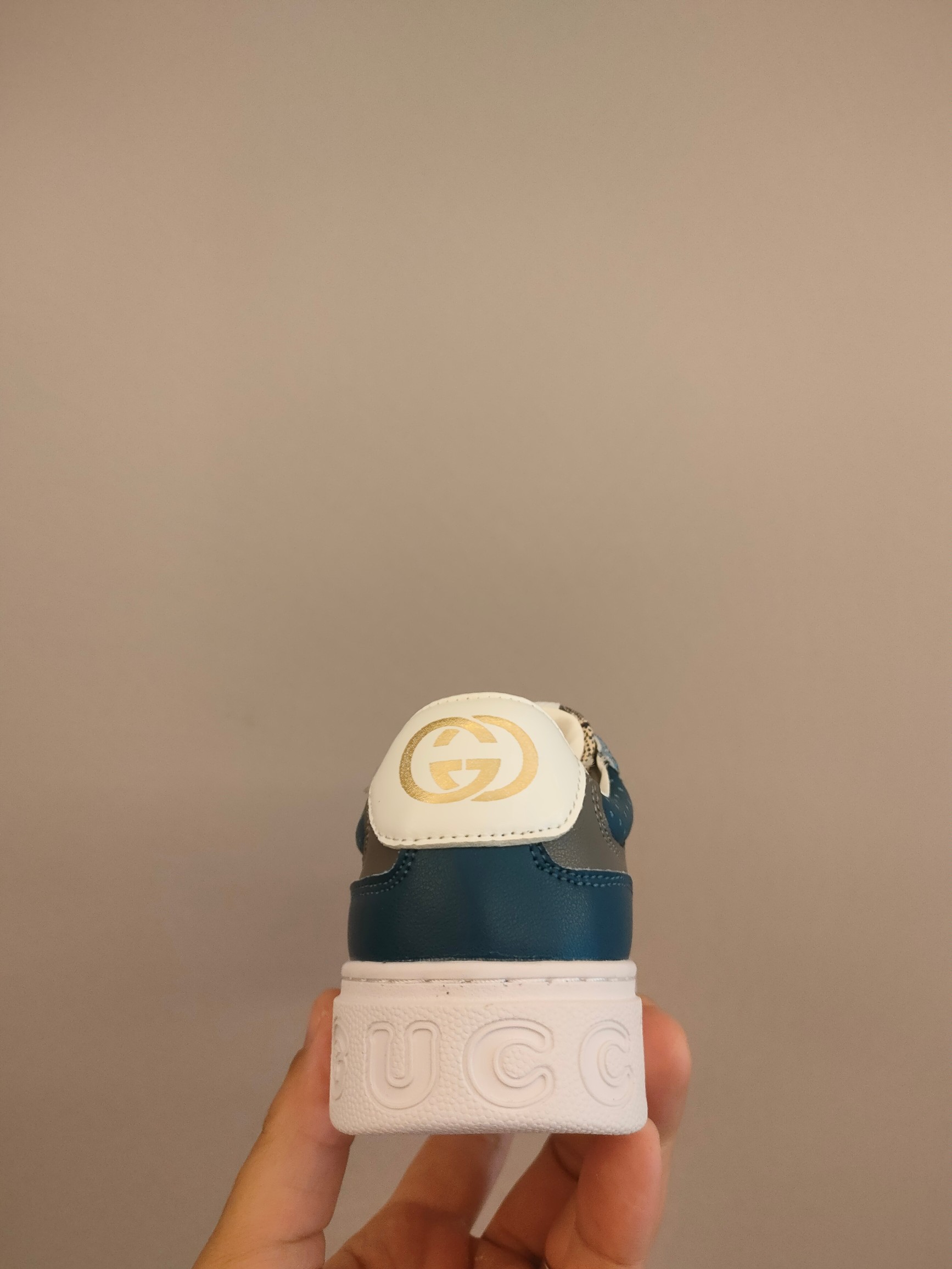 图片[5]-出口欧洲版古驰GUCCI头层皮 GUCCI古驰新款儿童休闲鞋 尺码：26-35码 必入的大牌系列，经典古驰小蜜蜂系列。出口欧版，货不多卖一双少一双。 优质皮料定制，脚感舒适☁ 原版大底，耐磨防滑✔-选品中心