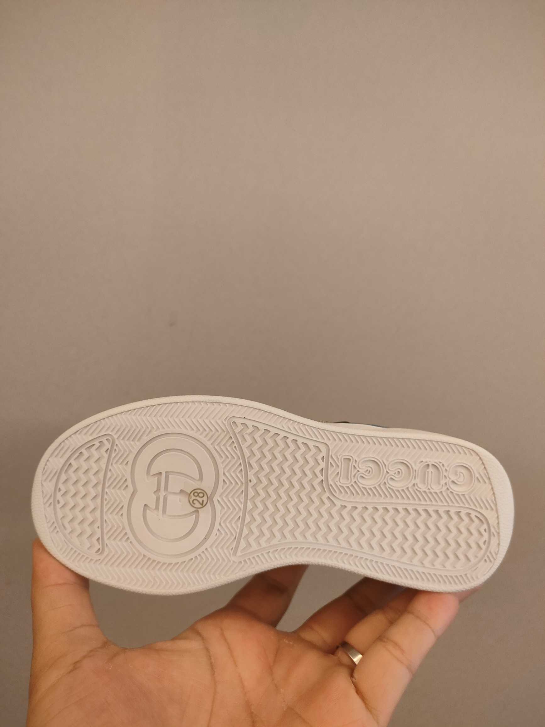 图片[6]-出口欧洲版古驰GUCCI头层皮 GUCCI古驰新款儿童休闲鞋 尺码：26-35码 必入的大牌系列，经典古驰小蜜蜂系列。出口欧版，货不多卖一双少一双。 优质皮料定制，脚感舒适☁ 原版大底，耐磨防滑✔-选品中心