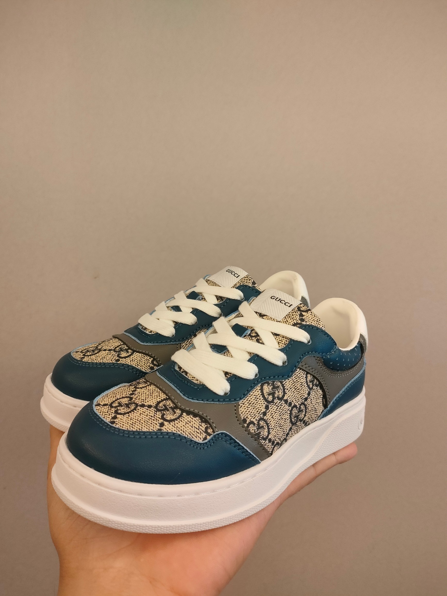 图片[7]-出口欧洲版古驰GUCCI头层皮 GUCCI古驰新款儿童休闲鞋 尺码：26-35码 必入的大牌系列，经典古驰小蜜蜂系列。出口欧版，货不多卖一双少一双。 优质皮料定制，脚感舒适☁ 原版大底，耐磨防滑✔-选品中心