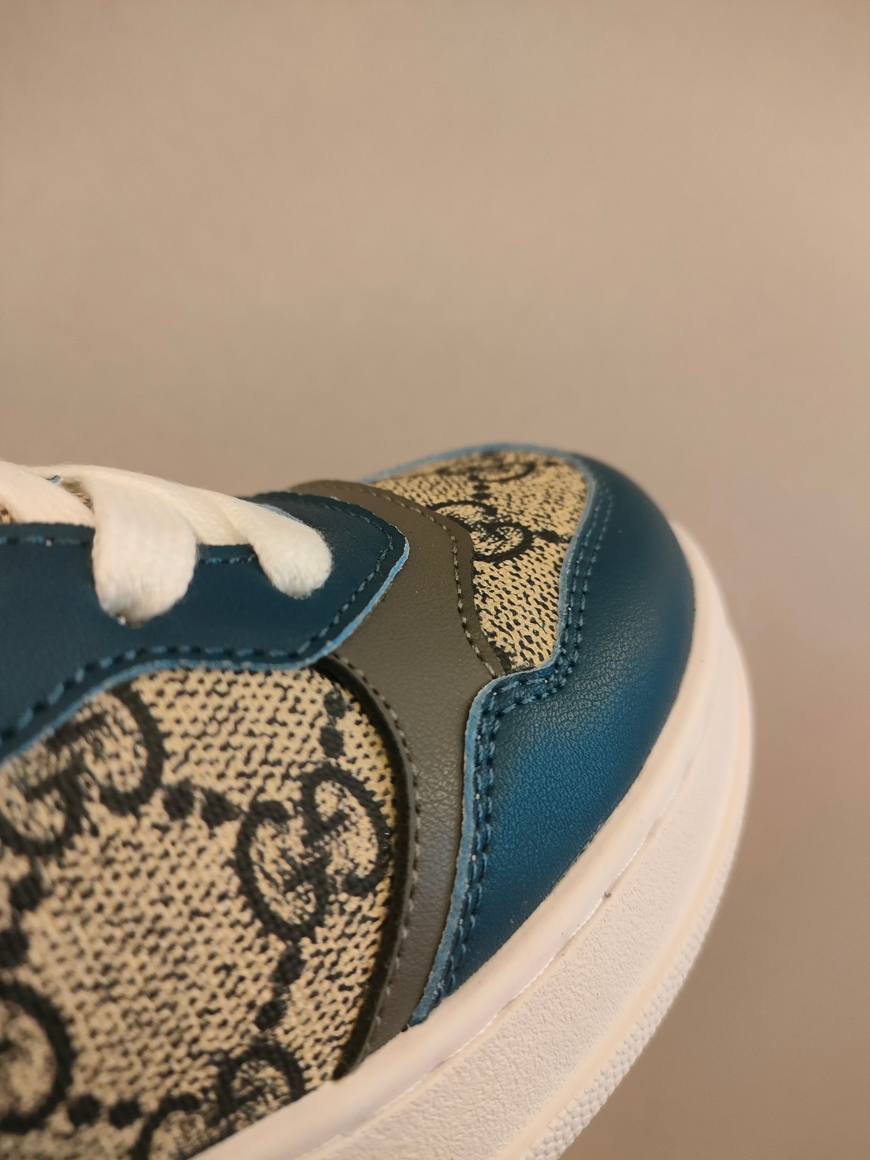 图片[8]-出口欧洲版古驰GUCCI头层皮 GUCCI古驰新款儿童休闲鞋 尺码：26-35码 必入的大牌系列，经典古驰小蜜蜂系列。出口欧版，货不多卖一双少一双。 优质皮料定制，脚感舒适☁ 原版大底，耐磨防滑✔-选品中心