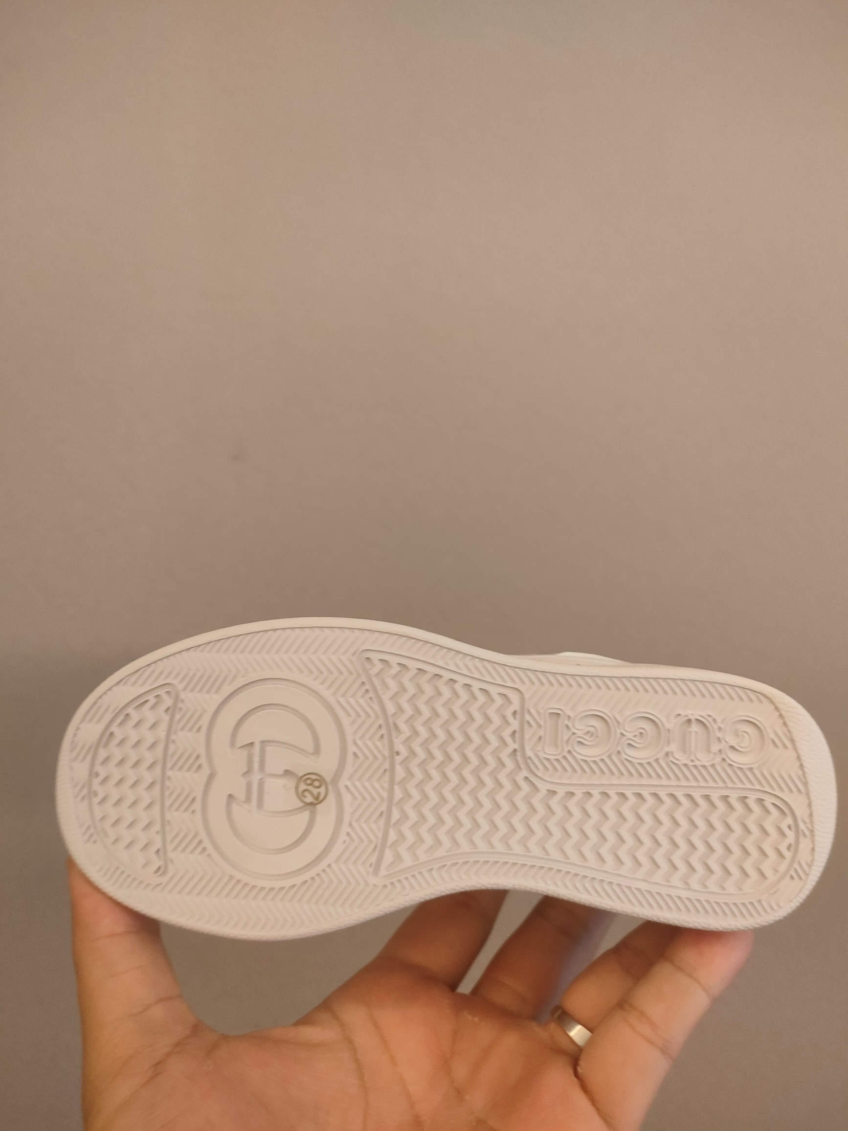 图片[6]-出口欧洲版古驰GUCCI头层皮 GUCCI古驰新款儿童休闲鞋 尺码：26-35码 必入的大牌系列，经典古驰小蜜蜂系列。出口欧版，货不多卖一双少一双。 优质皮料定制，脚感舒适☁ 原版大底，耐磨防滑✔-选品中心