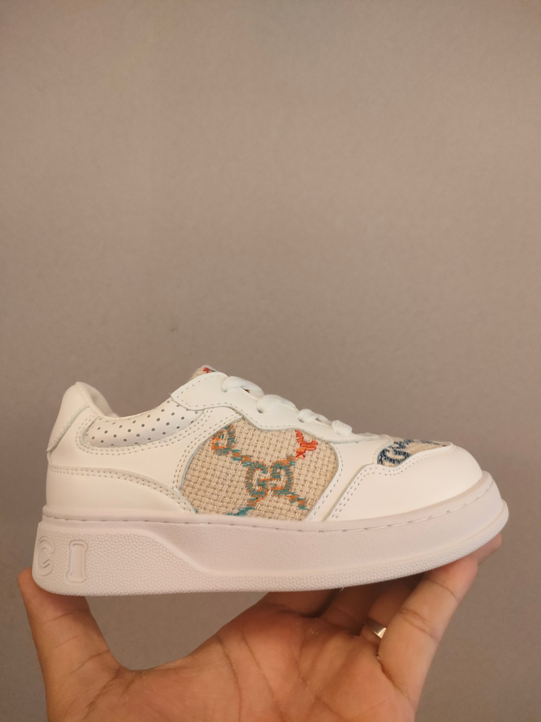 图片[3]-出口欧洲版古驰GUCCI头层皮 GUCCI古驰新款儿童休闲鞋 尺码：26-35码 必入的大牌系列，经典古驰小蜜蜂系列。出口欧版，货不多卖一双少一双。 优质皮料定制，脚感舒适☁ 原版大底，耐磨防滑✔-选品中心