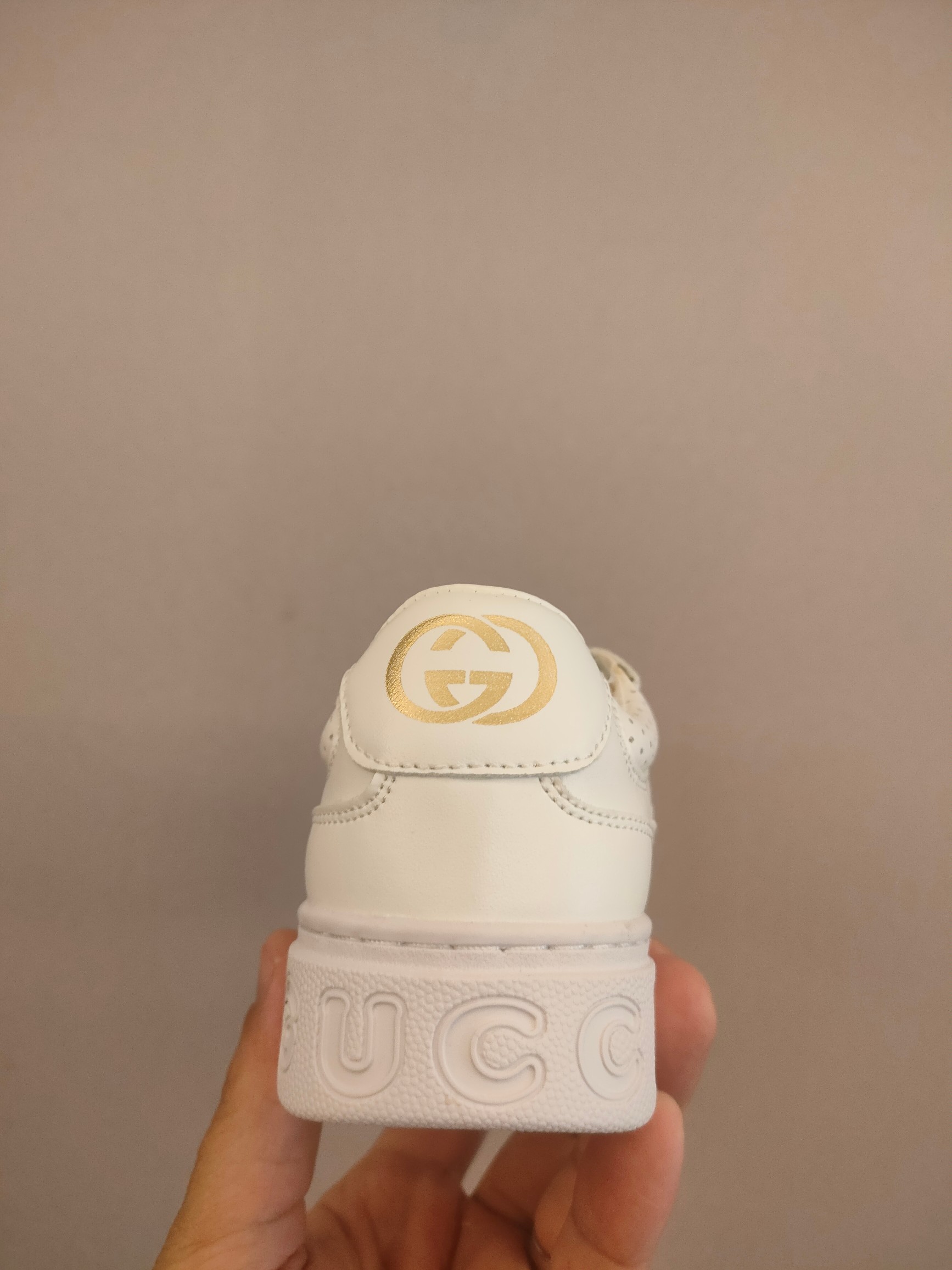 图片[5]-出口欧洲版古驰GUCCI头层皮 GUCCI古驰新款儿童休闲鞋 尺码：26-35码 必入的大牌系列，经典古驰小蜜蜂系列。出口欧版，货不多卖一双少一双。 优质皮料定制，脚感舒适☁ 原版大底，耐磨防滑✔-选品中心