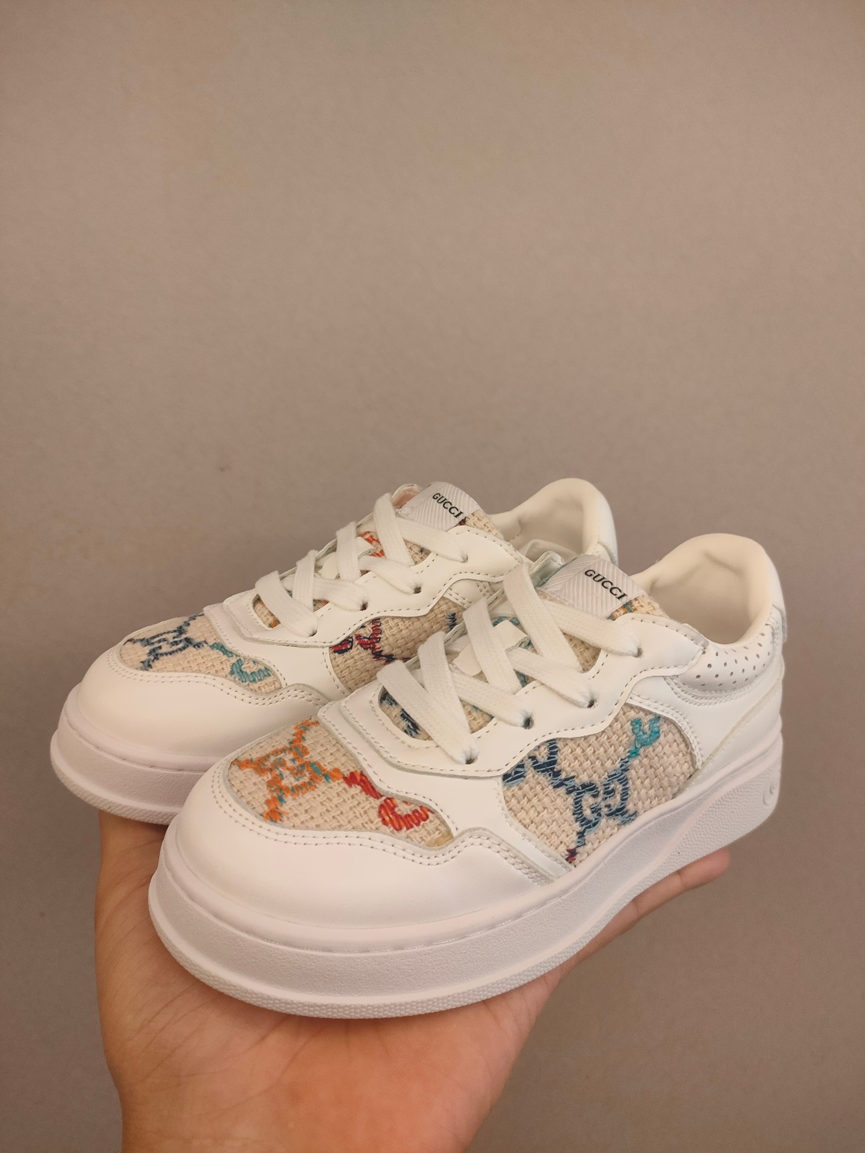 图片[7]-出口欧洲版古驰GUCCI头层皮 GUCCI古驰新款儿童休闲鞋 尺码：26-35码 必入的大牌系列，经典古驰小蜜蜂系列。出口欧版，货不多卖一双少一双。 优质皮料定制，脚感舒适☁ 原版大底，耐磨防滑✔-选品中心