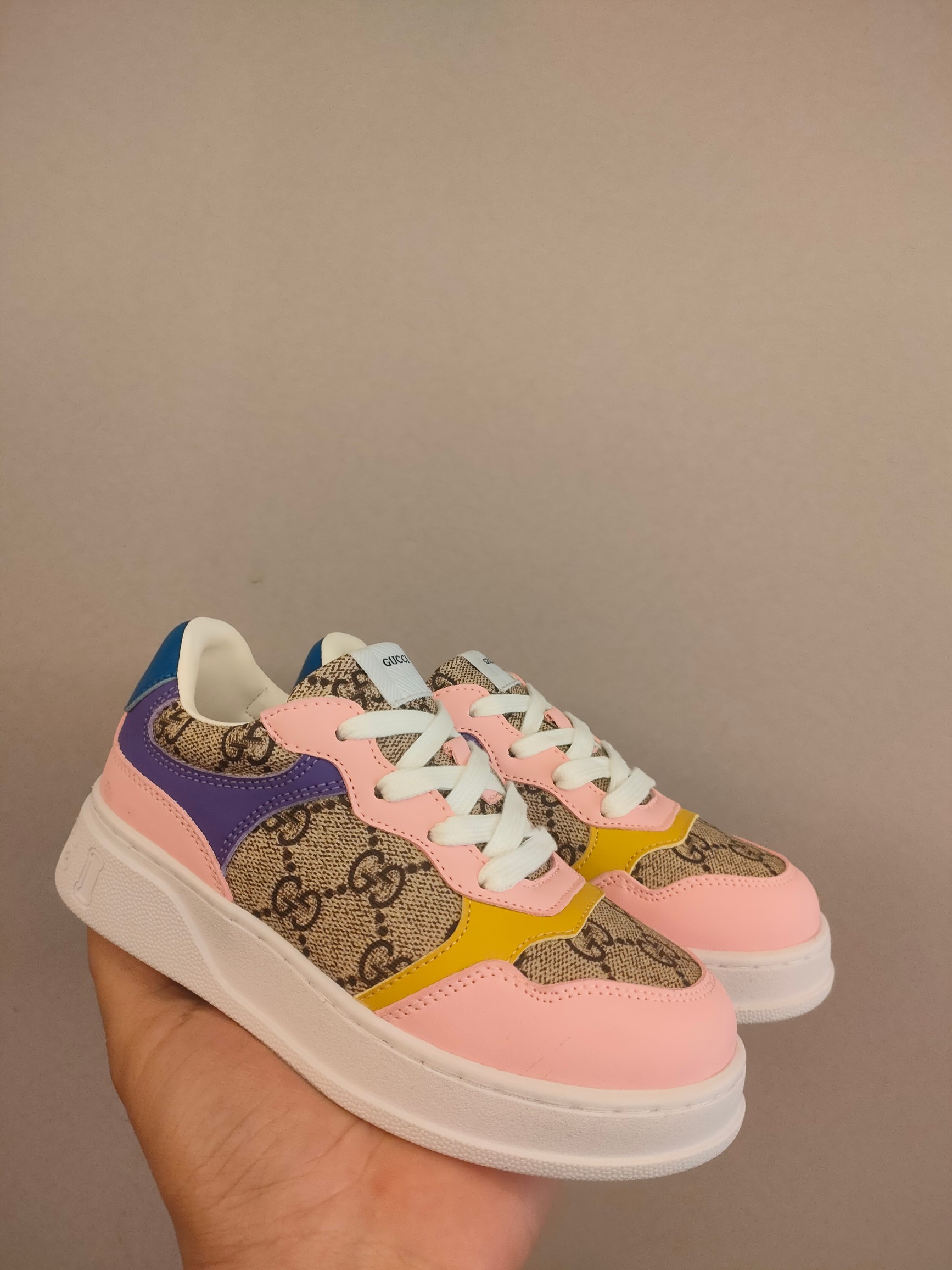 图片[2]-出口欧洲版古驰GUCCI头层皮 GUCCI古驰新款儿童休闲鞋 尺码：26-35码 必入的大牌系列，经典古驰小蜜蜂系列。出口欧版，货不多卖一双少一双。 优质皮料定制，脚感舒适☁ 原版大底，耐磨防滑✔-选品中心