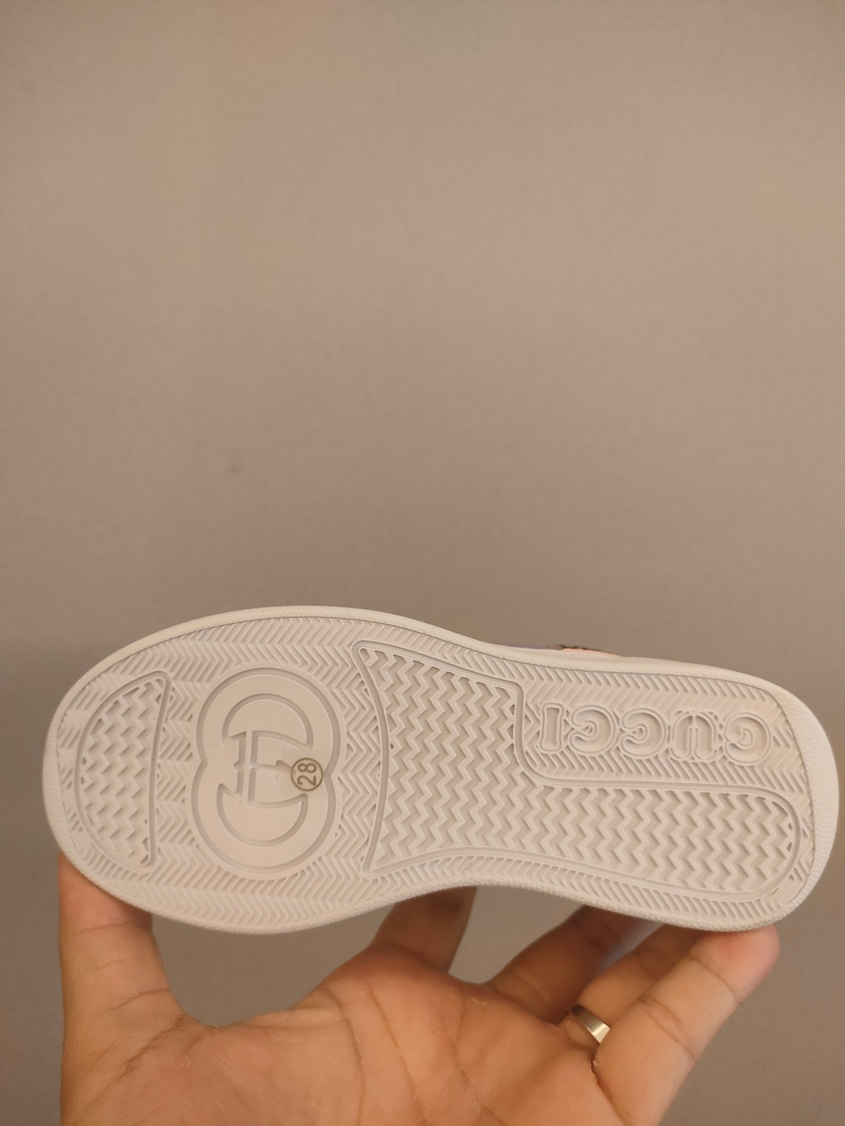 图片[6]-出口欧洲版古驰GUCCI头层皮 GUCCI古驰新款儿童休闲鞋 尺码：26-35码 必入的大牌系列，经典古驰小蜜蜂系列。出口欧版，货不多卖一双少一双。 优质皮料定制，脚感舒适☁ 原版大底，耐磨防滑✔-选品中心