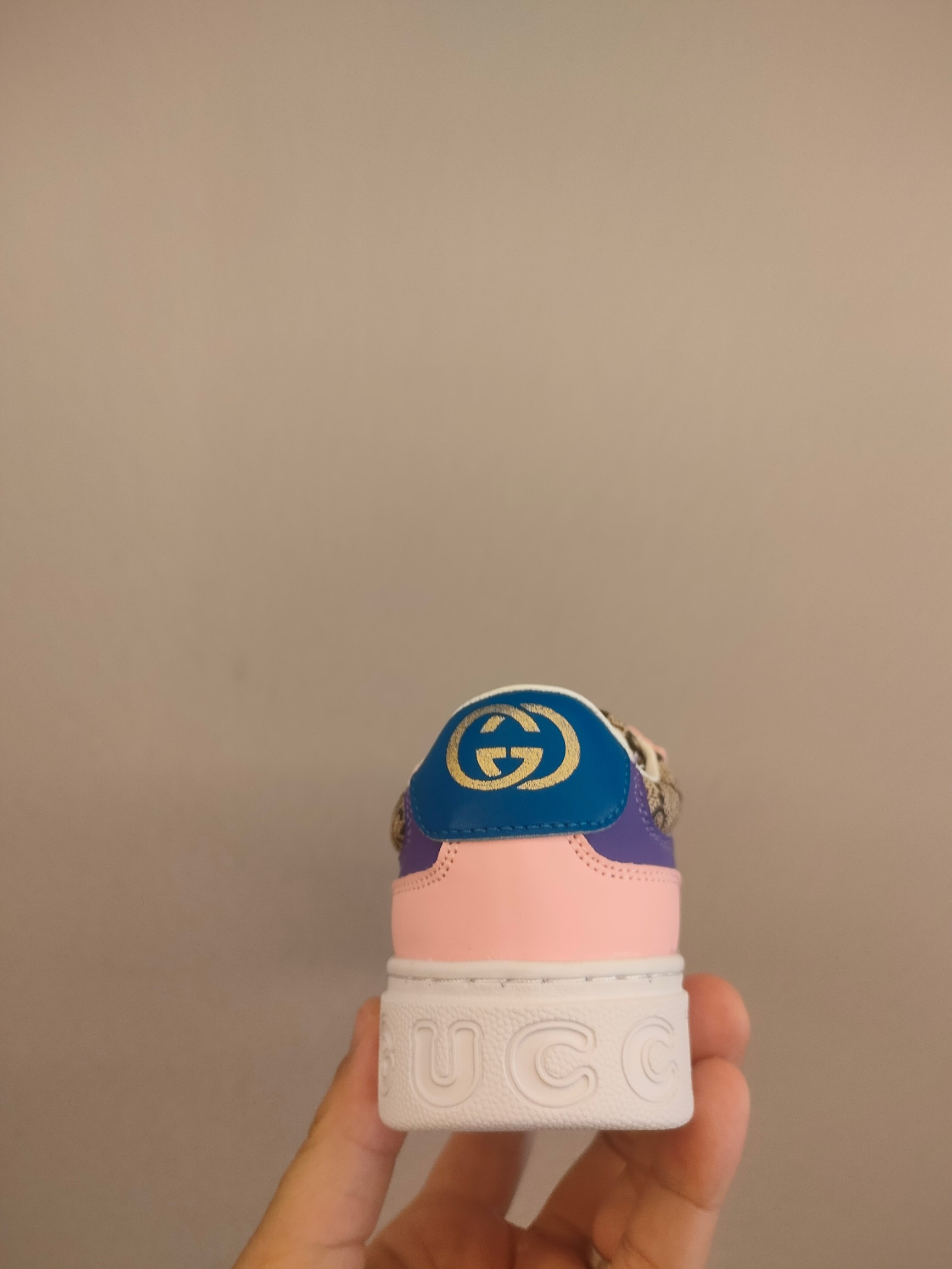 图片[5]-出口欧洲版古驰GUCCI头层皮 GUCCI古驰新款儿童休闲鞋 尺码：26-35码 必入的大牌系列，经典古驰小蜜蜂系列。出口欧版，货不多卖一双少一双。 优质皮料定制，脚感舒适☁ 原版大底，耐磨防滑✔-选品中心