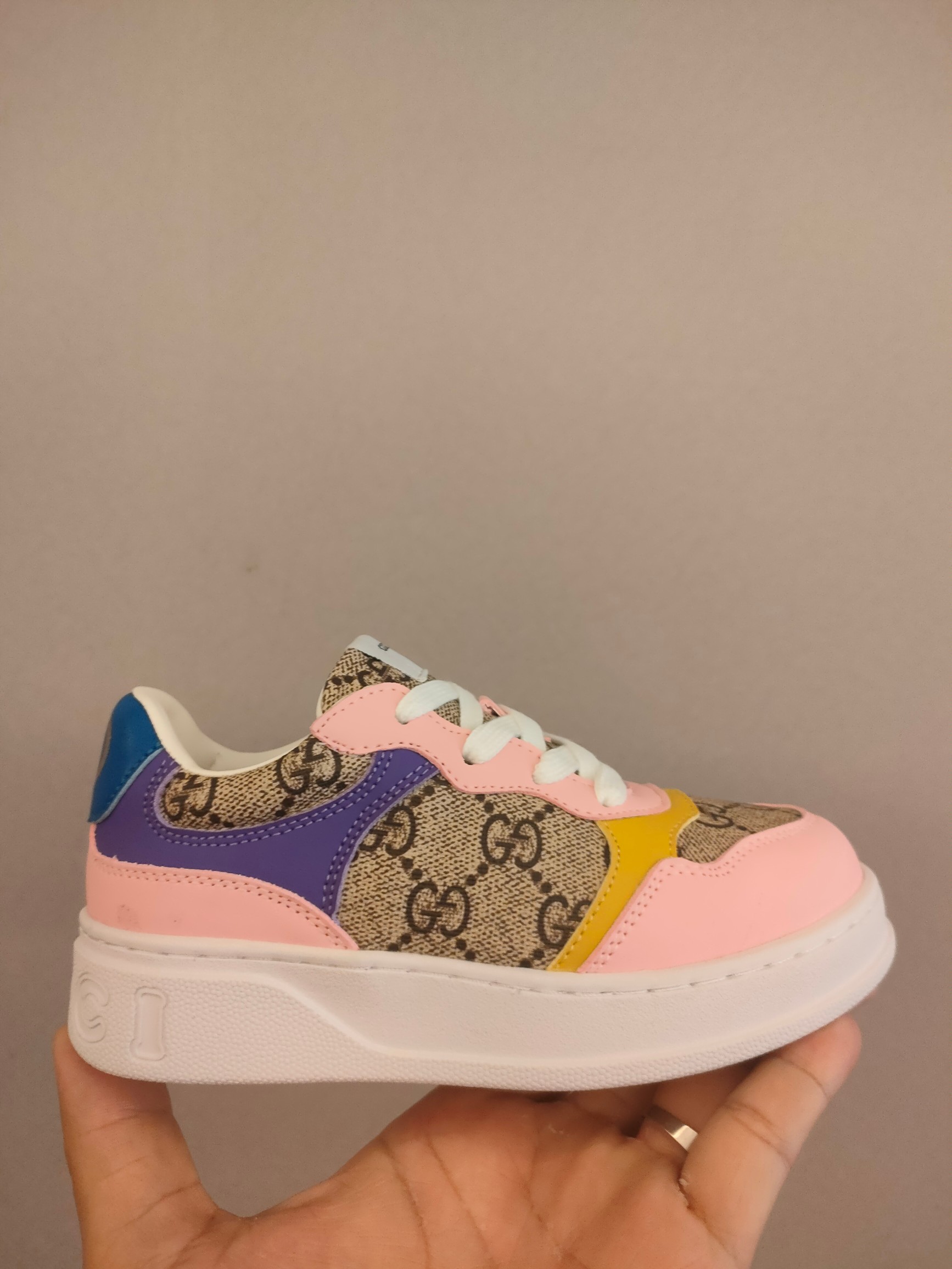 图片[3]-出口欧洲版古驰GUCCI头层皮 GUCCI古驰新款儿童休闲鞋 尺码：26-35码 必入的大牌系列，经典古驰小蜜蜂系列。出口欧版，货不多卖一双少一双。 优质皮料定制，脚感舒适☁ 原版大底，耐磨防滑✔-选品中心